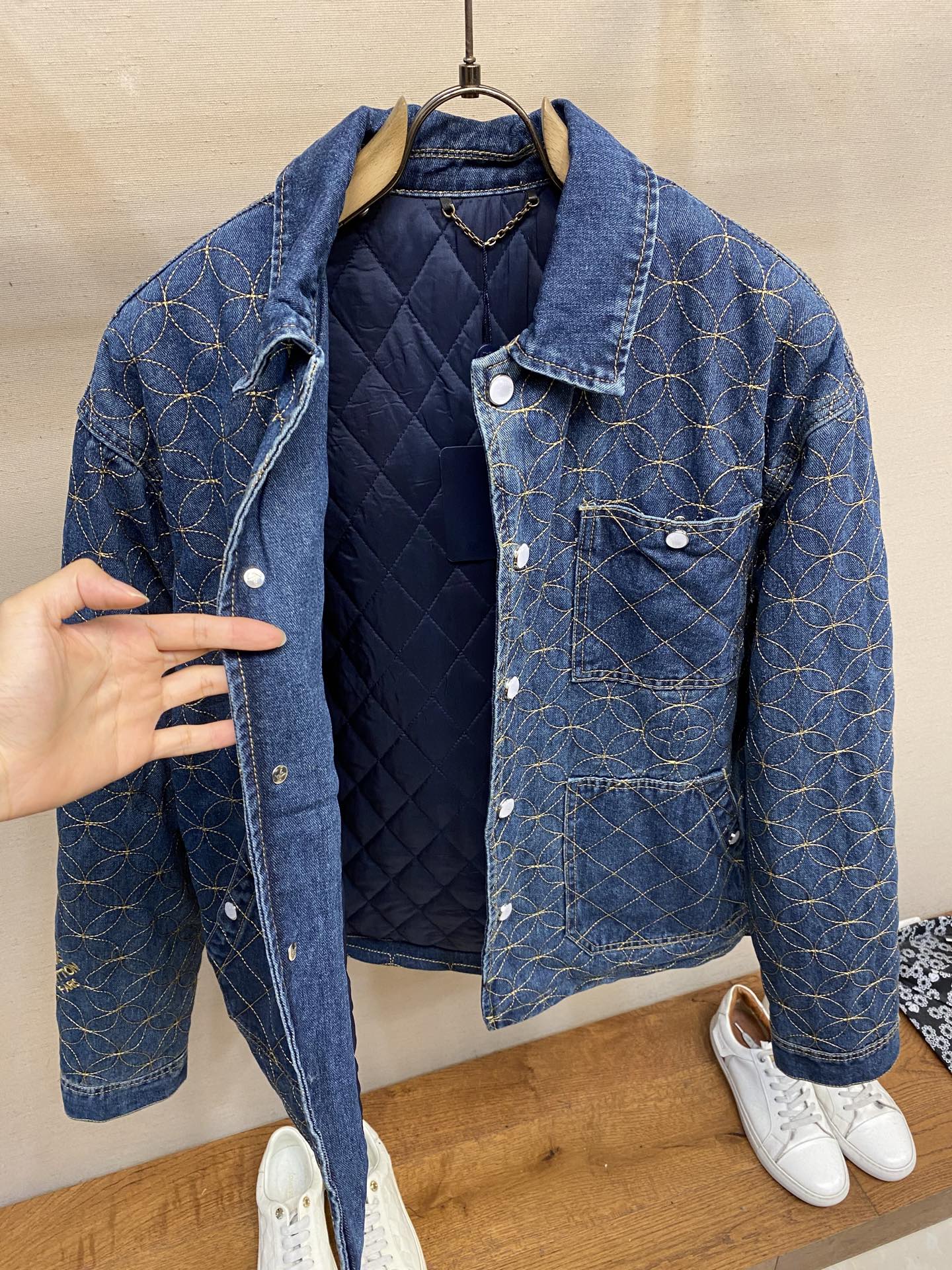 🌟🌟1V、2025秋冬系列的合作之作，展现了Louis Vuitton的精湛技艺。短裤饰有Dandy M