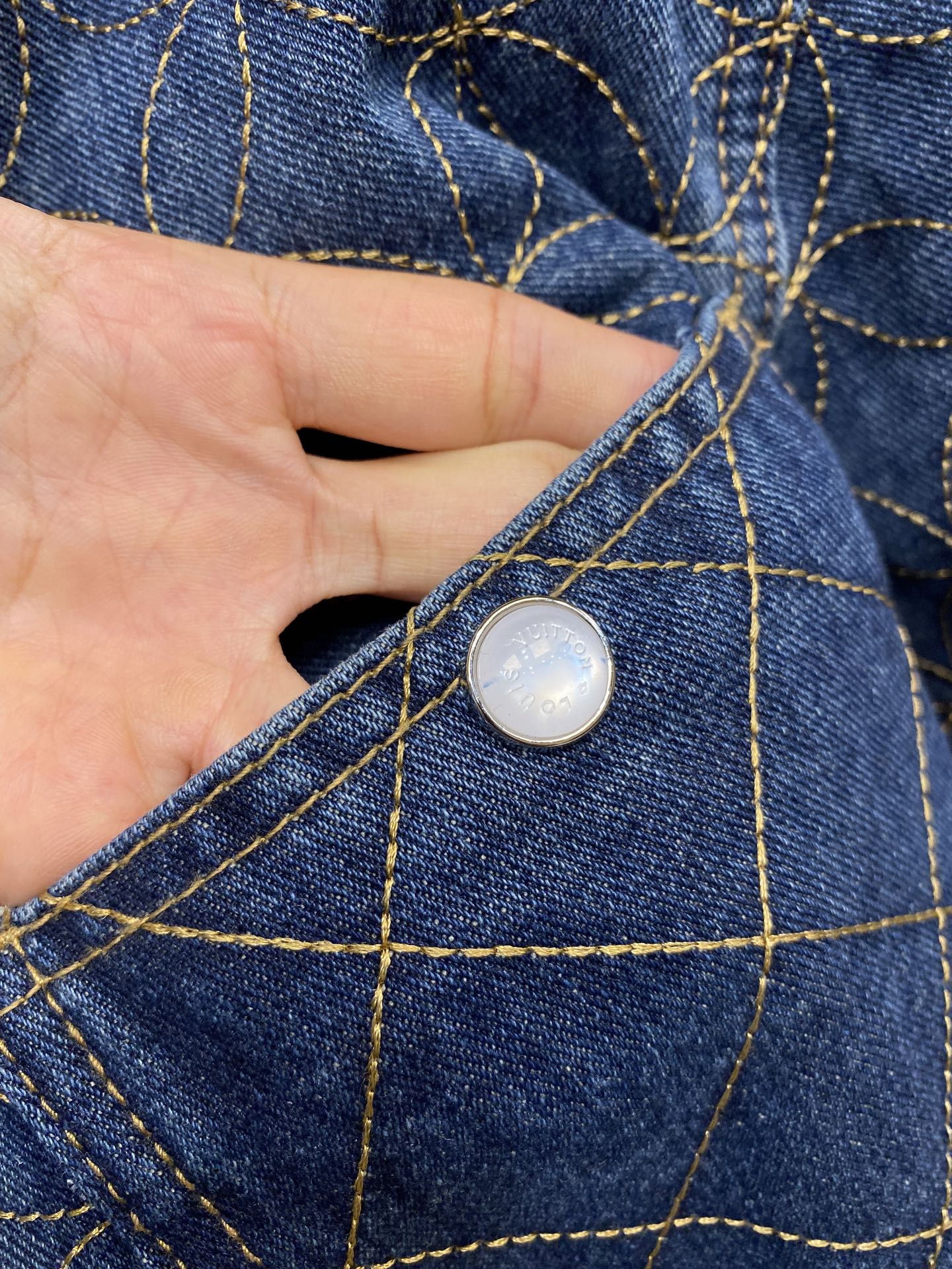 🌟🌟1V、2025秋冬系列的合作之作，展现了Louis Vuitton的精湛技艺。短裤饰有Dandy M