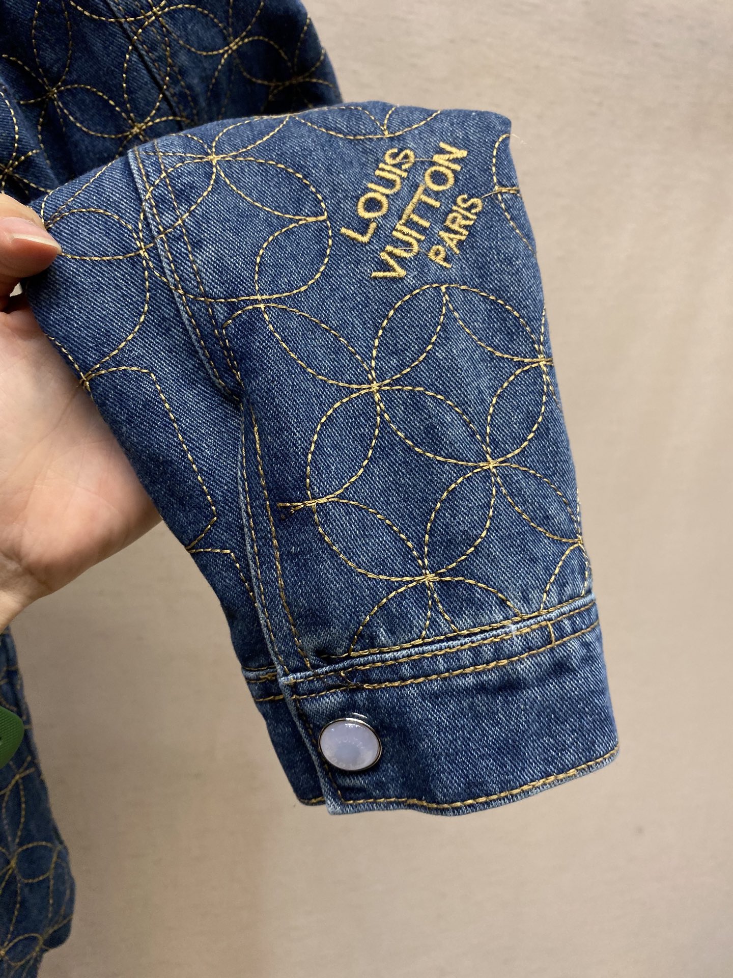 🌟🌟1V、2025秋冬系列的合作之作，展现了Louis Vuitton的精湛技艺。短裤饰有Dandy M