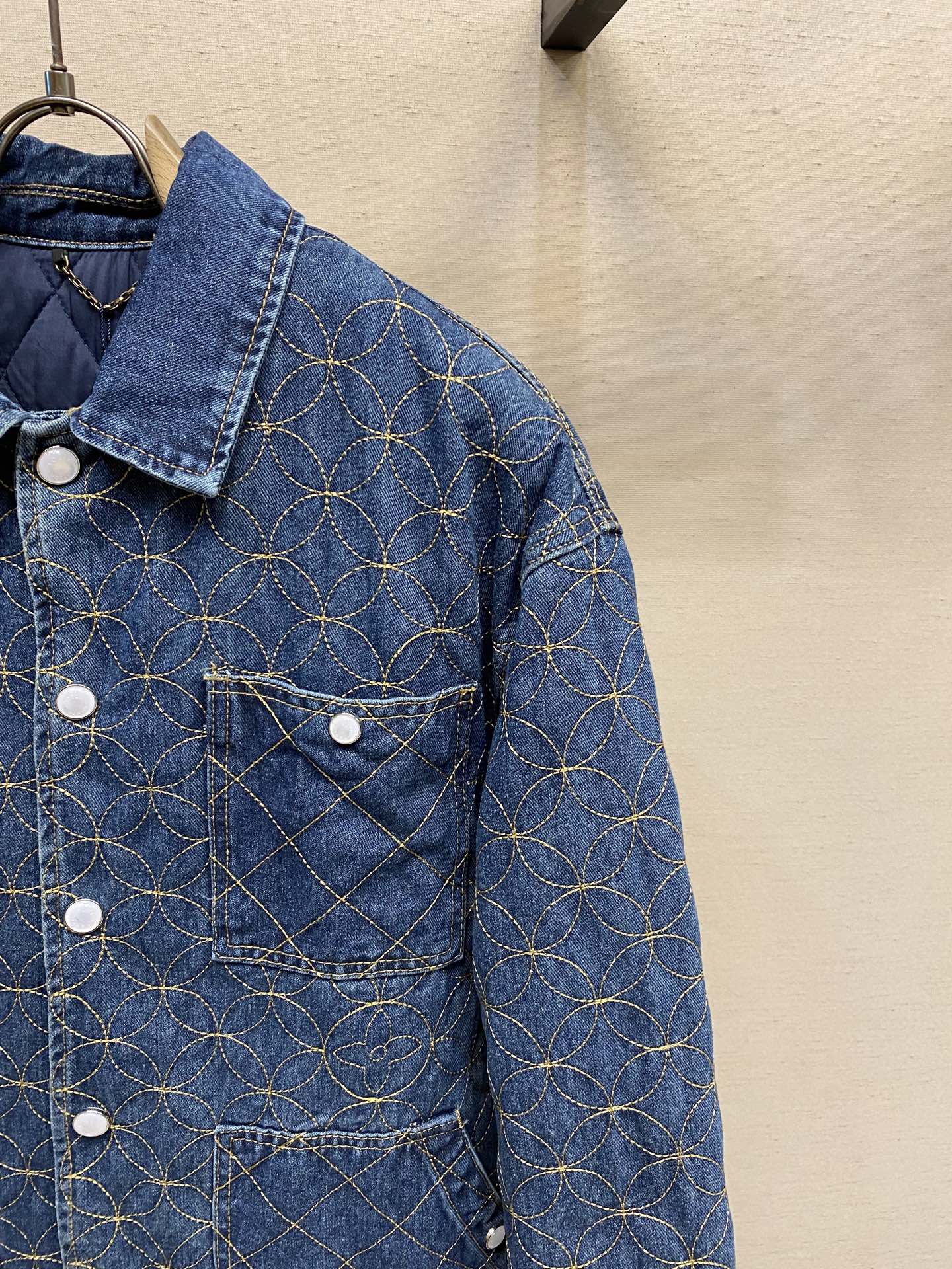 🌟🌟1V、2025秋冬系列的合作之作，展现了Louis Vuitton的精湛技艺。短裤饰有Dandy M