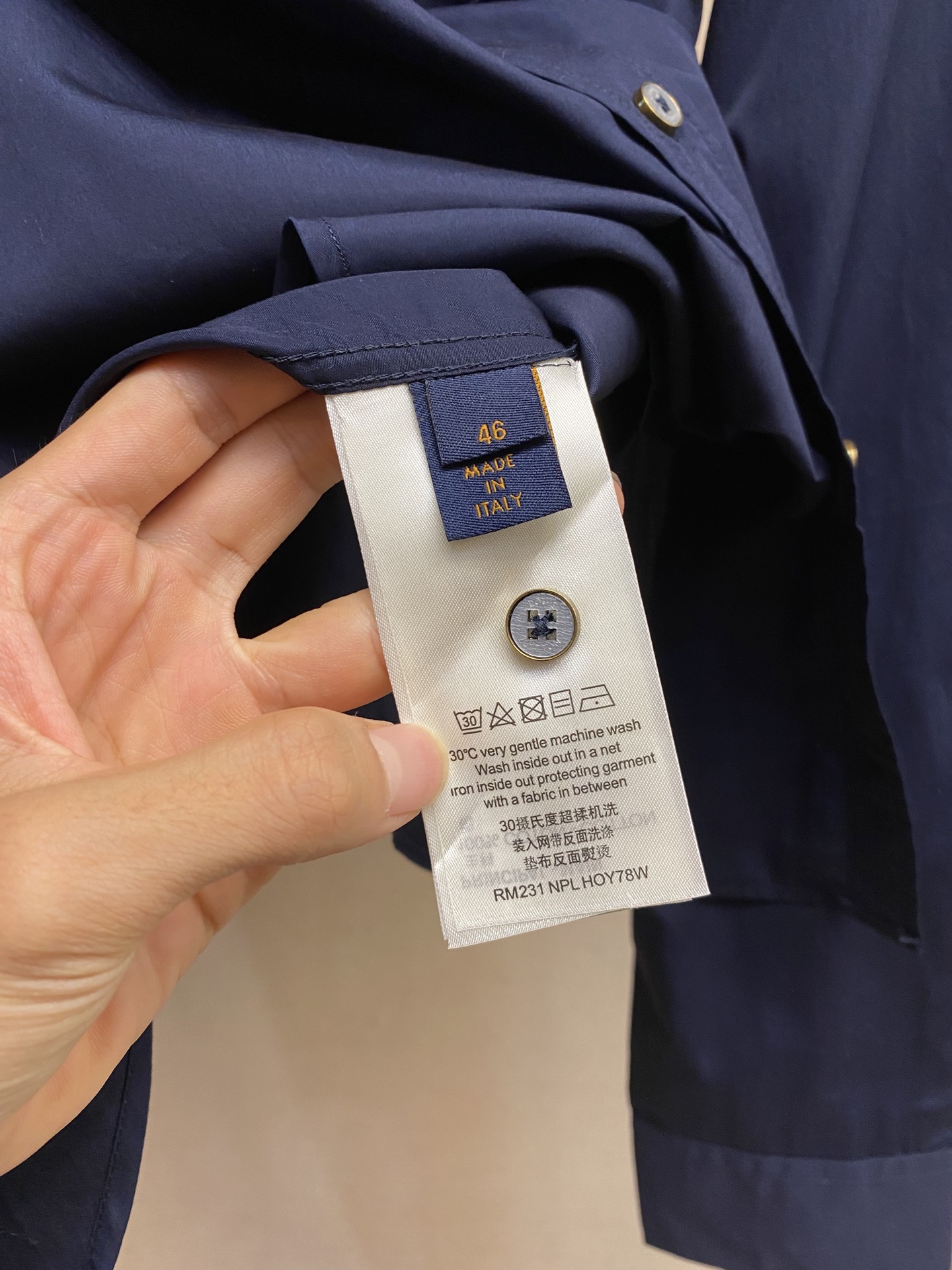 🌟🌟 1V 路易家 本款长袖衬衫取材棉质府绸，致意 Pharrell Williams 和 Nigo 的