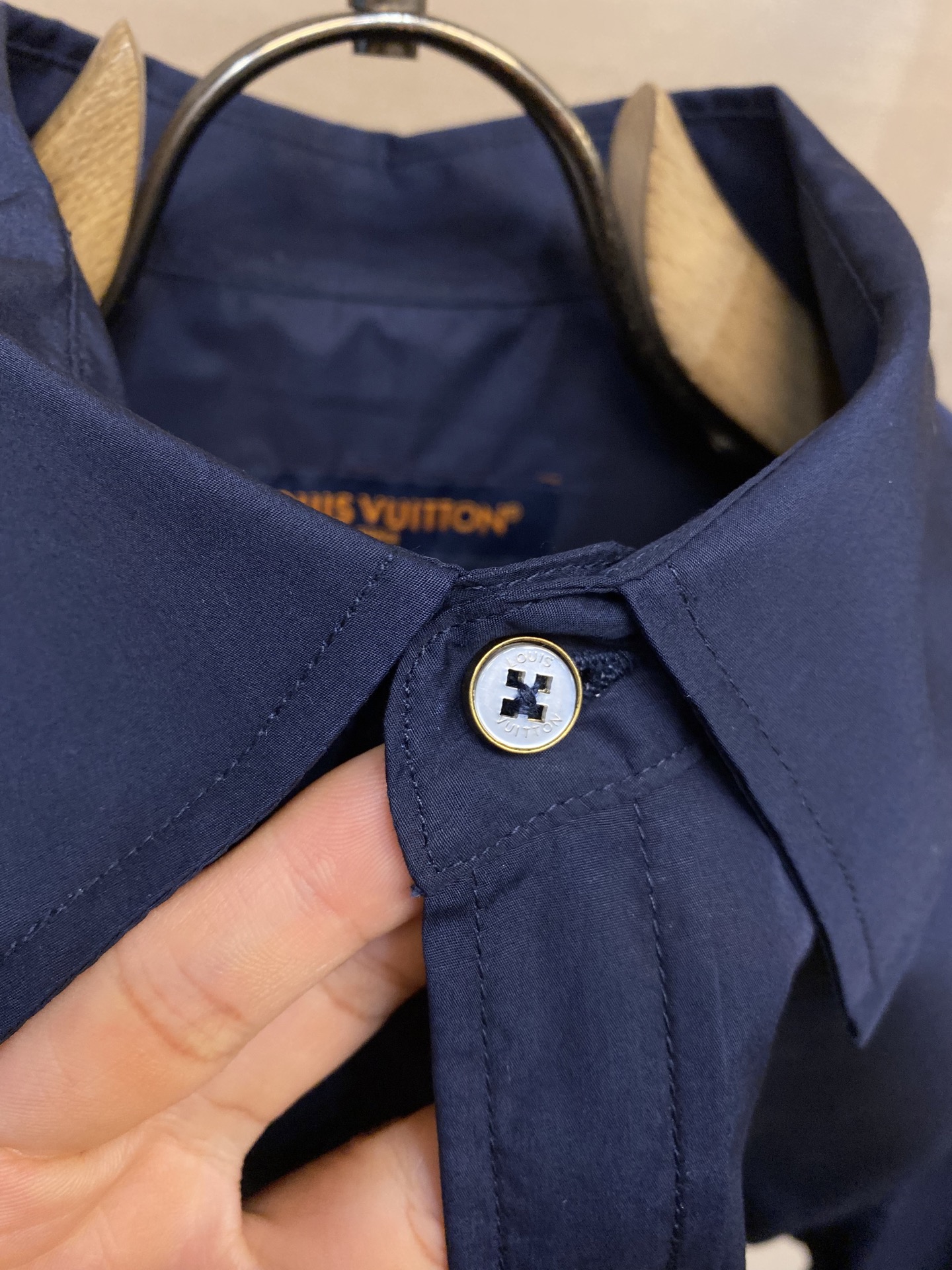 🌟🌟 1V 路易家 本款长袖衬衫取材棉质府绸，致意 Pharrell Williams 和 Nigo 的