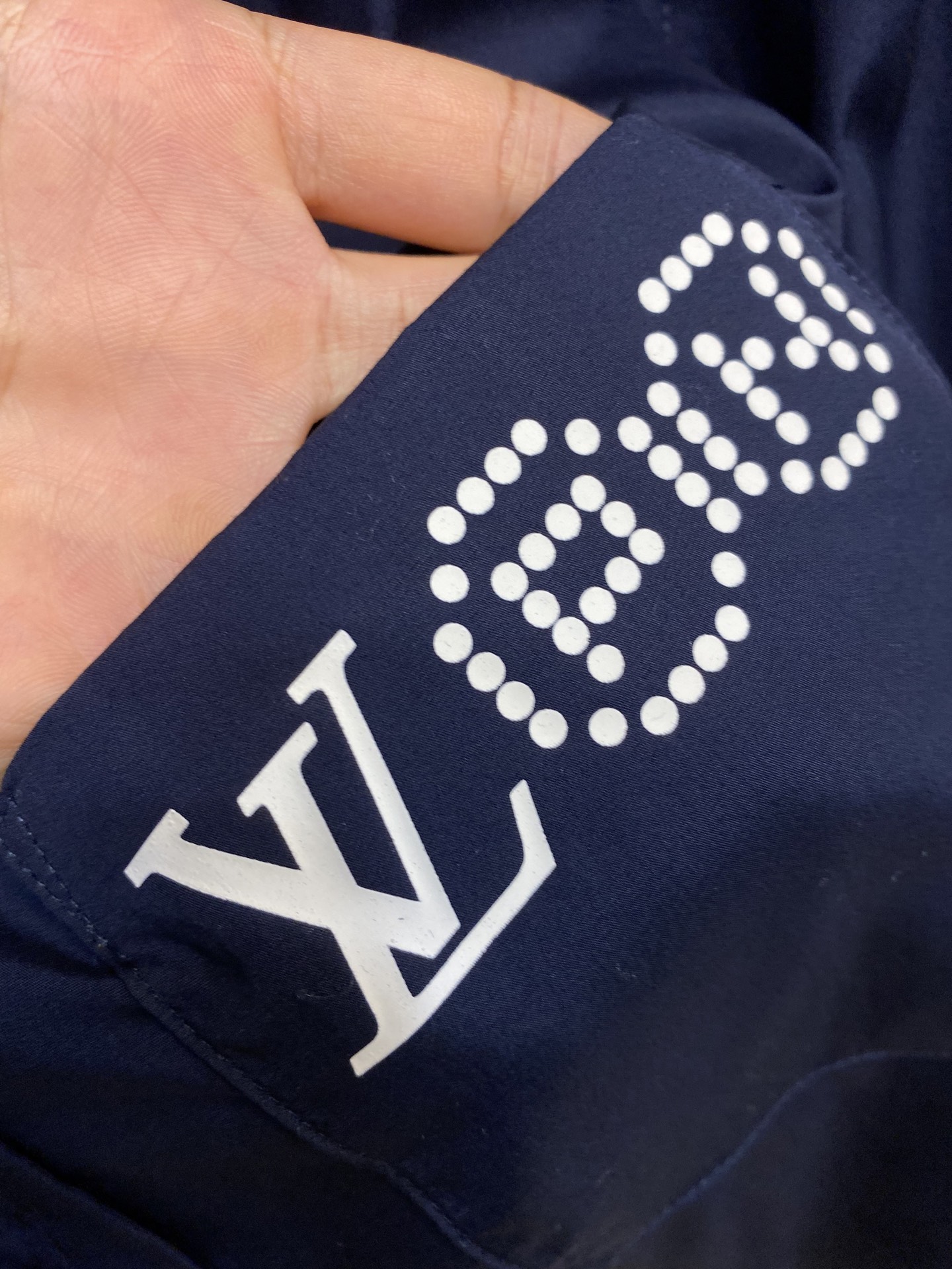 🌟🌟 1V 路易家 本款长袖衬衫取材棉质府绸，致意 Pharrell Williams 和 Nigo 的