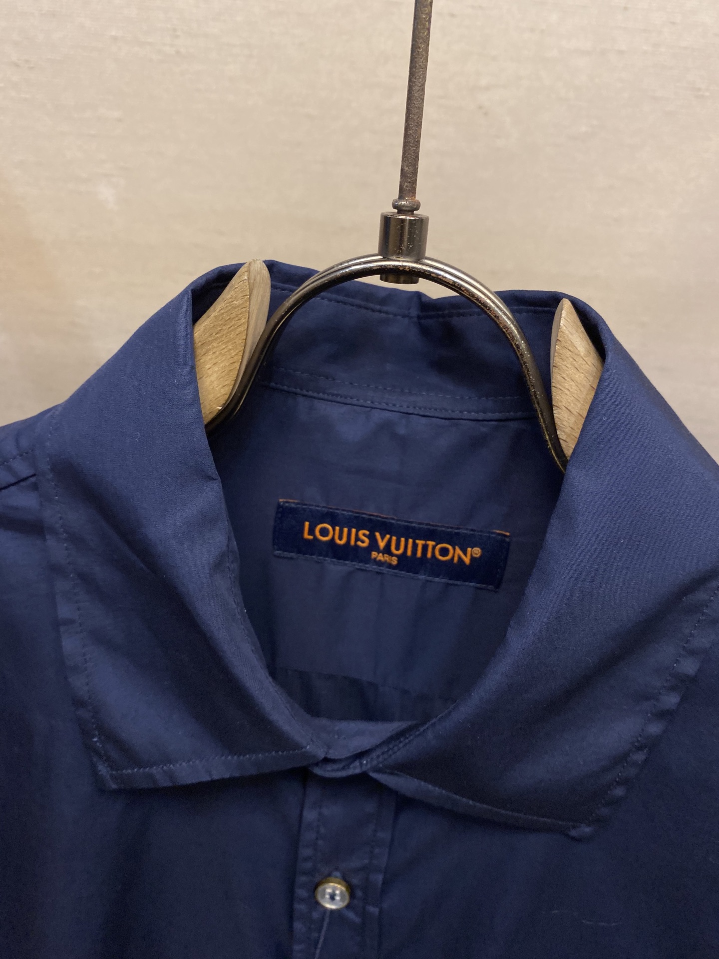 🌟🌟 1V 路易家 本款长袖衬衫取材棉质府绸，致意 Pharrell Williams 和 Nigo 的