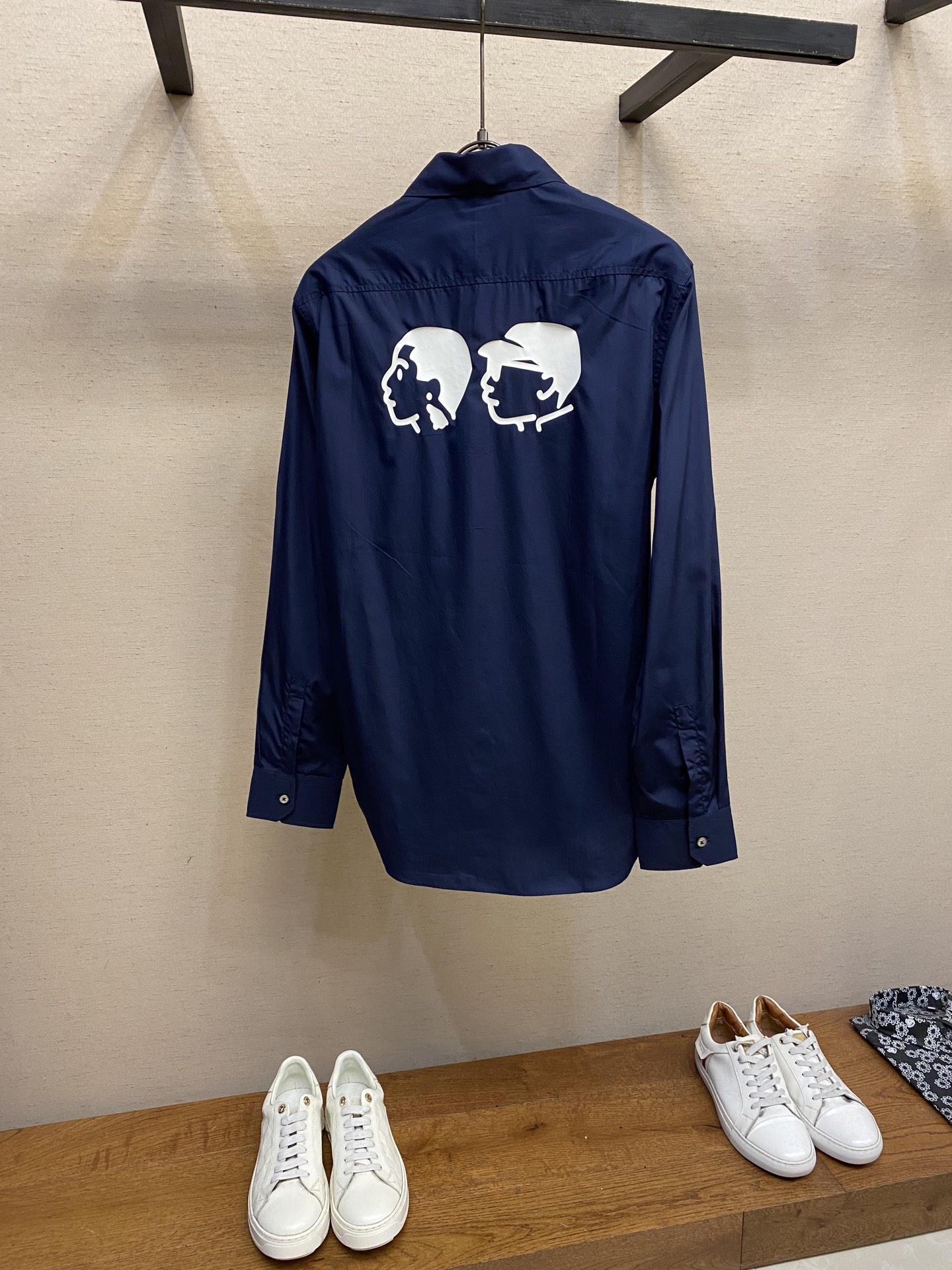 🌟🌟 1V 路易家 本款长袖衬衫取材棉质府绸，致意 Pharrell Williams 和 Nigo 的