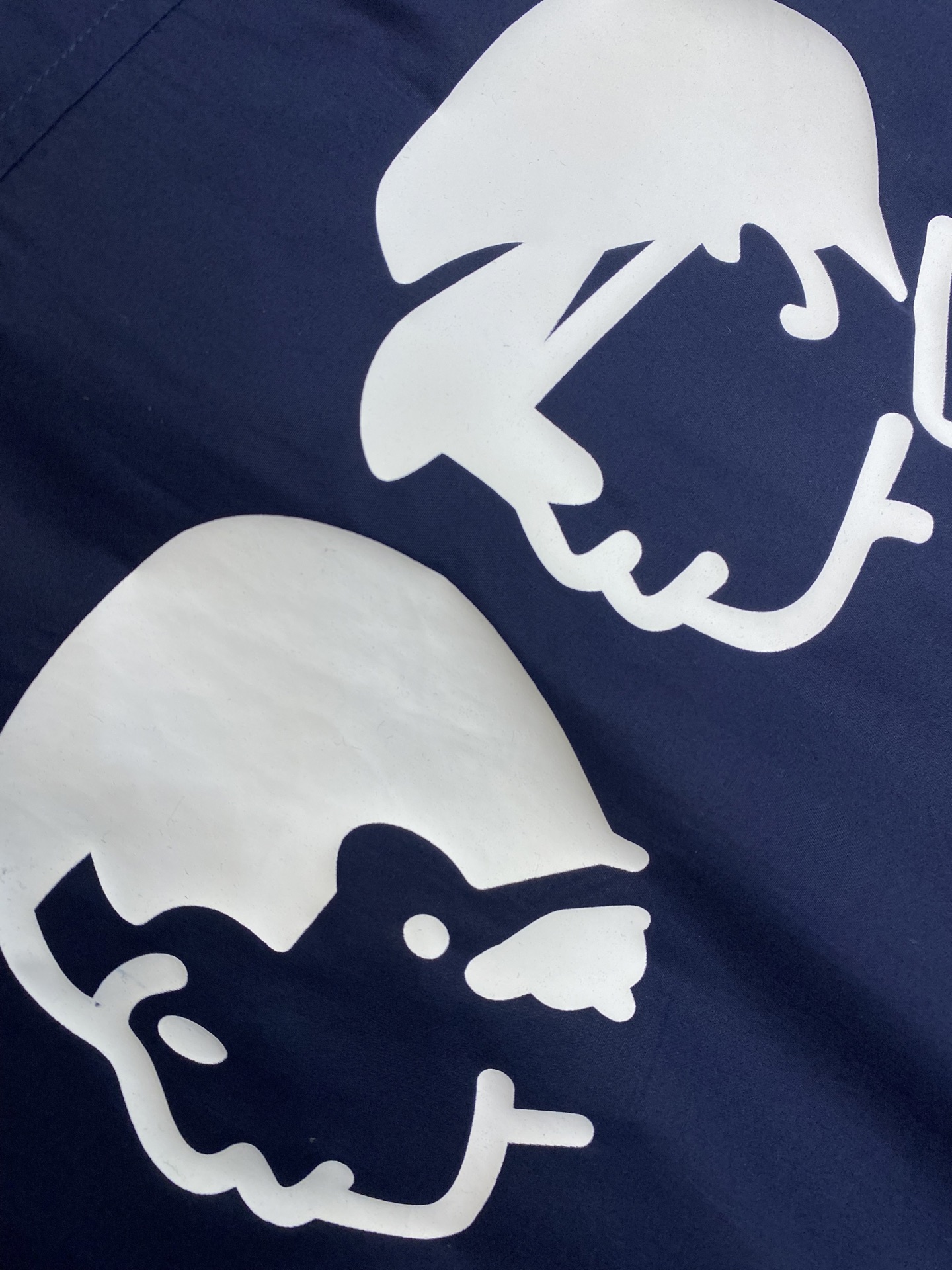 🌟🌟 1V 路易家 本款长袖衬衫取材棉质府绸，致意 Pharrell Williams 和 Nigo 的