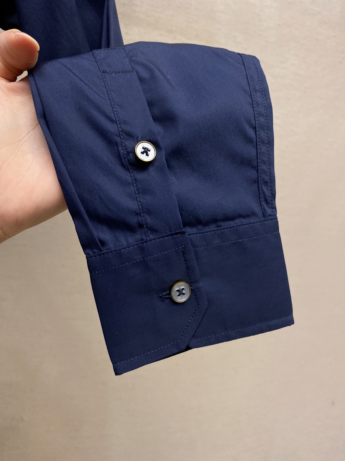 🌟🌟 1V 路易家 本款长袖衬衫取材棉质府绸，致意 Pharrell Williams 和 Nigo 的