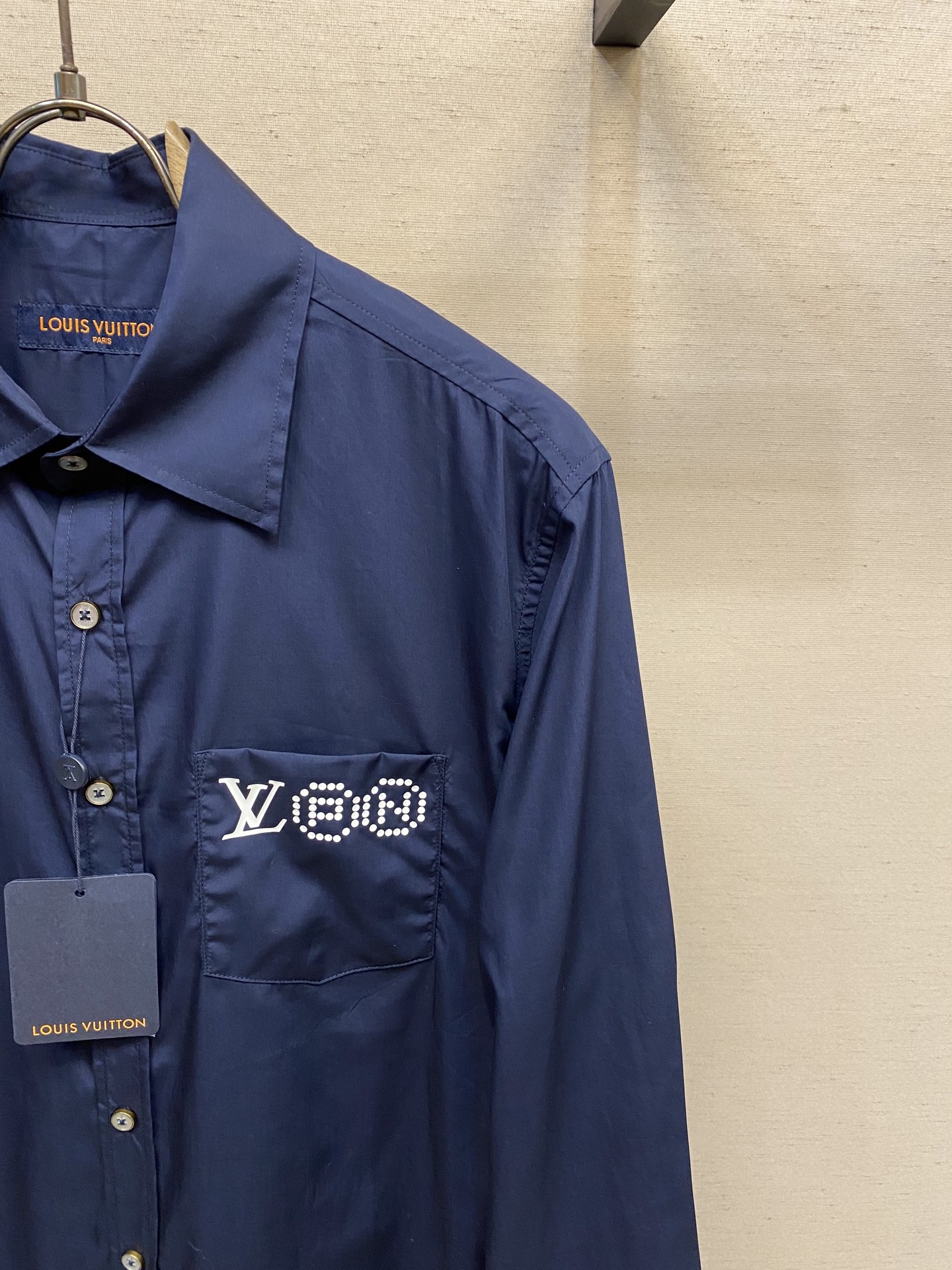 🌟🌟 1V 路易家 本款长袖衬衫取材棉质府绸，致意 Pharrell Williams 和 Nigo 的