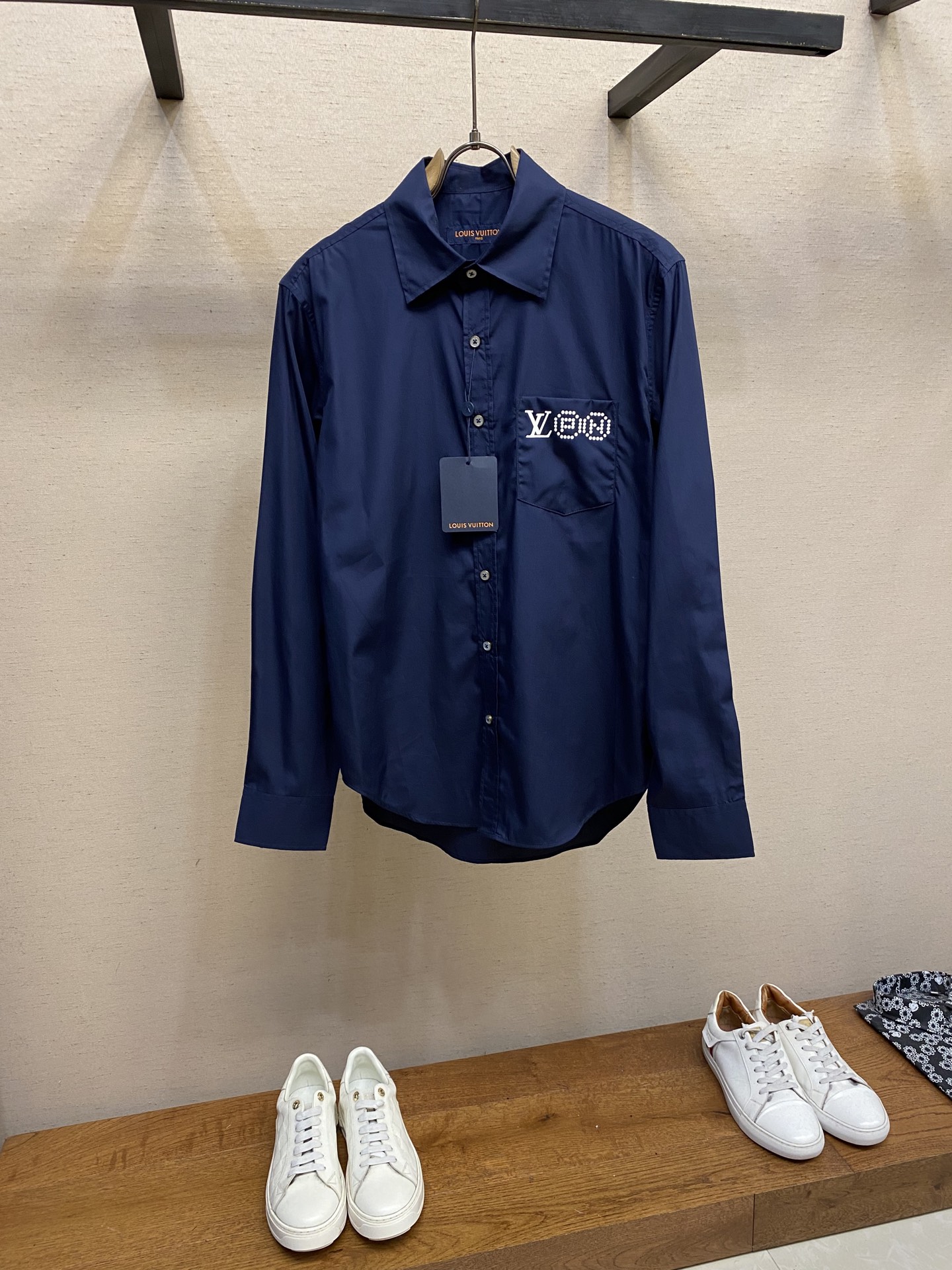 NO:509951,1V Louis Home This long-sleeved shirt is made of cotton poplin to greet Pharrell Williams and Nigo's long-lasting friendship and the 2025 autumn and winter fashion show created by the two. The left pocket is embellished with 1V PN logo print, and the back carefully depicts the chic portrait of the two designers. Standard version, cotton, classic collar front closure and cuffs are equipped with pearlescent buttons, chest pockets are decorated with logo prints, logo prints, and the rear is decorated with logo prints. It is recommended to dry cleaning or reverse wrap laundry bags, cold water, quick machine washing, medium temperature, and ironing!  Size S-XL, louis vuitton,shirts,alexander wang198609091V 路易家 本款长袖衬衫取材棉质府绸,致意 Pharrell Williams 和 Nigo 的长久友谊以及两者联袂打造的 2025 秋冬时装秀.左侧口袋点缀 1V PN 标识印花,背部悉心描绘两位设计师的别致肖像.标准版型 棉质 经典衣领前襟和袖口配有珠光纽扣胸袋胸袋饰有标识印花后部饰有标识印花 建议干洗或反面包裹洗衣袋冷水快速机洗中温反面熨烫！ 尺码S-XL,,louis vuitton,shirts,alexander wang,Men's clothing