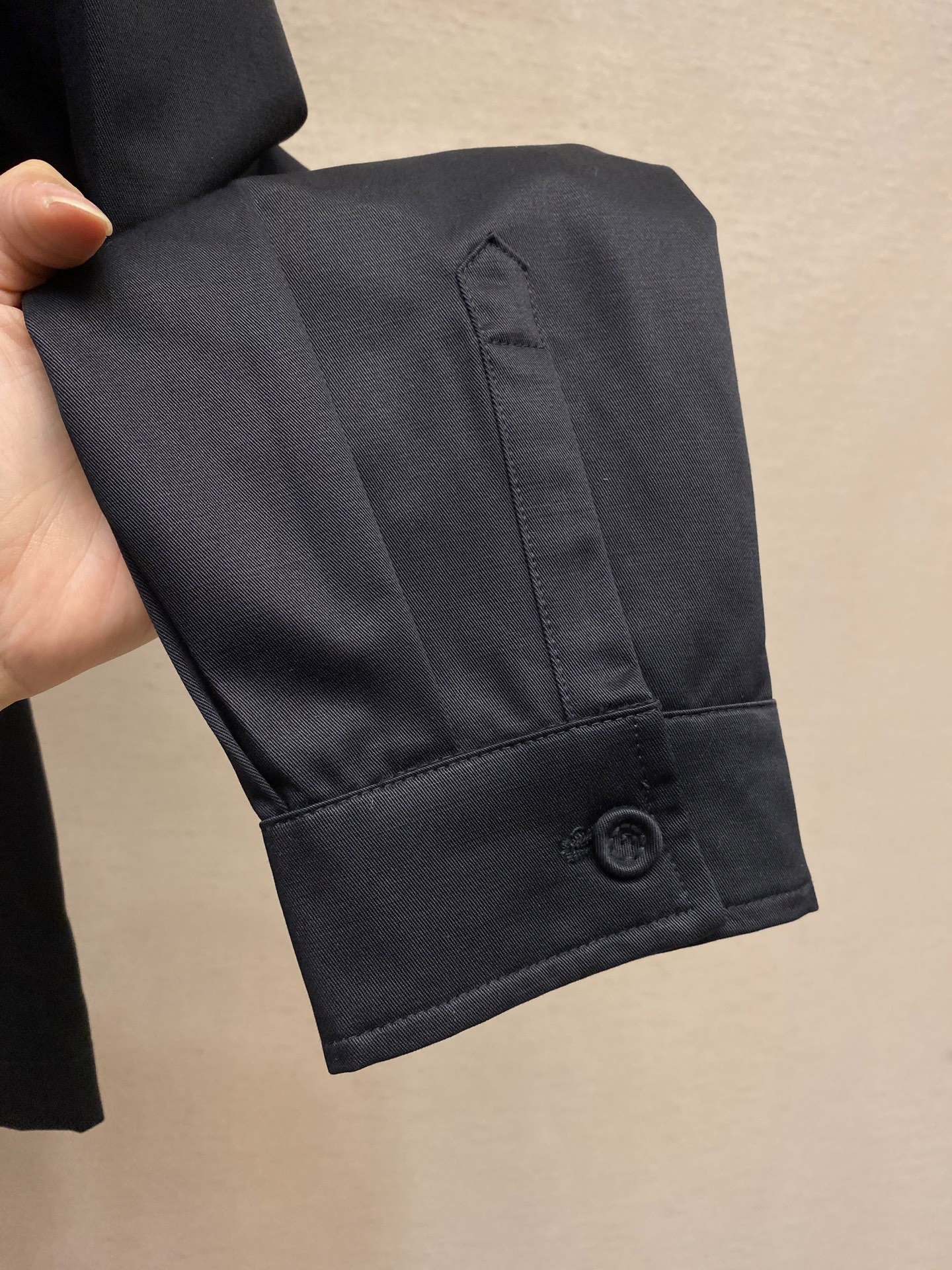 🌟🌟Dior、2025早秋新品夹克外套，采用棉质面料精心制作，后侧翻盖口袋搭配饰带和布包纽扣开合，别具一