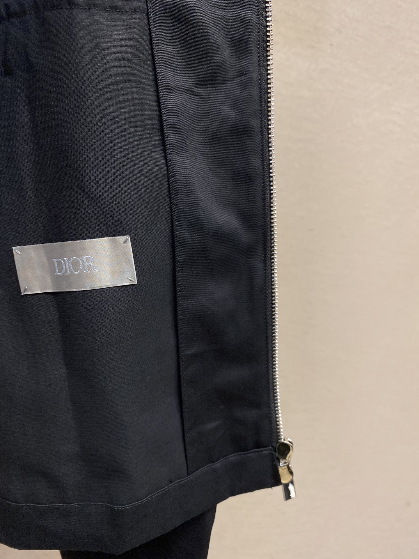 🌟🌟Dior、2025早秋新品夹克外套，采用棉质面料精心制作，后侧翻盖口袋搭配饰带和布包纽扣开合，别具一