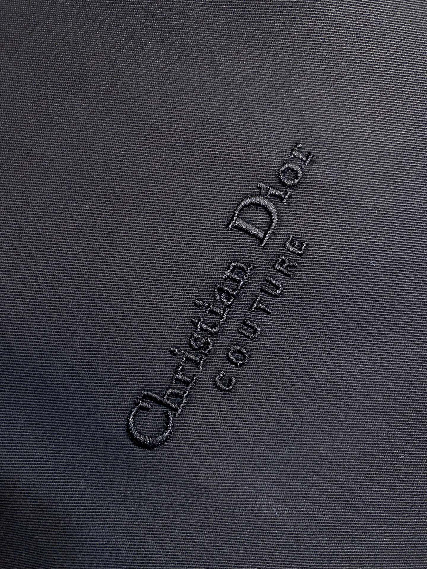 🌟🌟Dior、2025早秋新品夹克外套，采用棉质面料精心制作，后侧翻盖口袋搭配饰带和布包纽扣开合，别具一