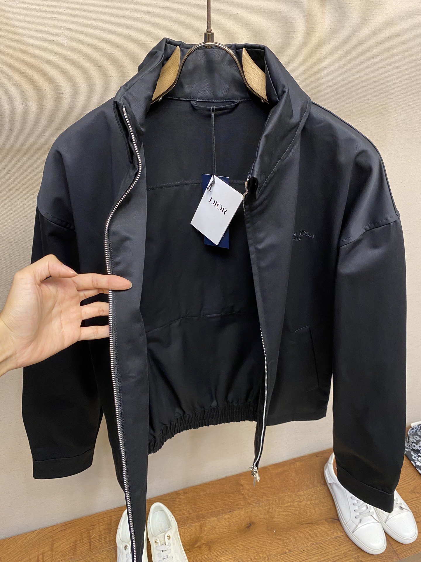 🌟🌟Dior、2025早秋新品夹克外套，采用棉质面料精心制作，后侧翻盖口袋搭配饰带和布包纽扣开合，别具一