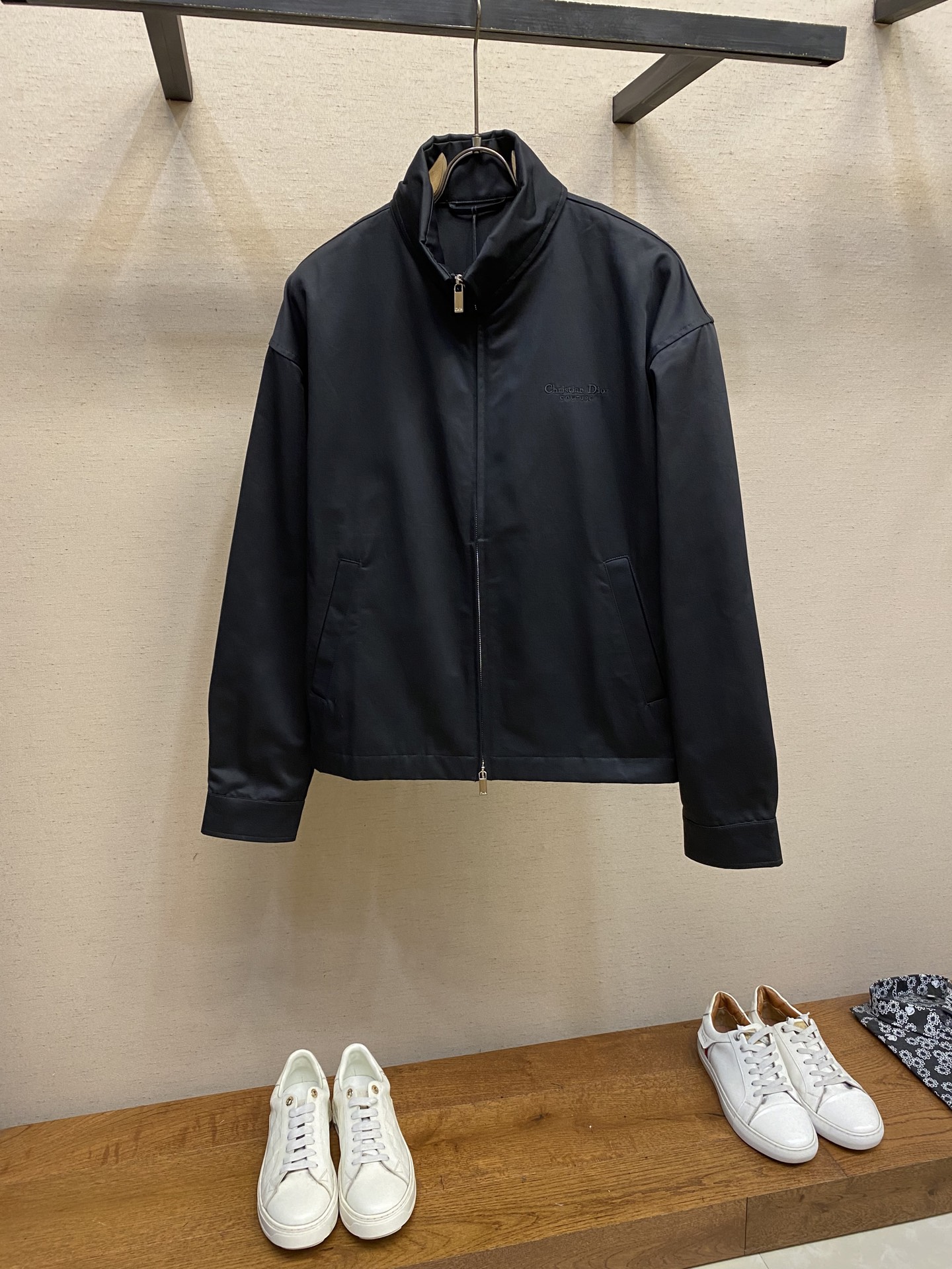 NO:509940,Dior, 2025 early autumn new jacket jacket, carefully made of cotton fabric, with flip-top pockets on the back and tie-ups and cloth bag buttons, unique. The chest is decorated with Christian Dior Couture embroidery, two-way zipper closure, buckle cuffs, elastic bottom edge. Size S-XL,,dior, jackets & coats, jackets & coats, alexander wang19860909Dior、2025早秋新品夹克外套,采用棉质面料精心制作,后侧翻盖口袋搭配饰带和布包纽扣开合,别具一格.胸前饰以Christian Dior Couture 刺绣,双向拉链开合,系扣袖口,弹力底边. 尺码S-XL,,dior,jackets & coats,jackets & coats,alexander wang,Men's clothing