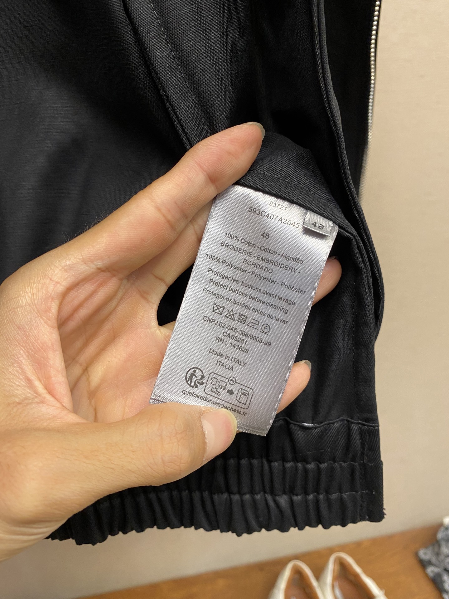 🌟🌟Dior、2025早秋新品夹克外套，采用棉质面料精心制作，后侧翻盖口袋搭配饰带和布包纽扣开合，别具一