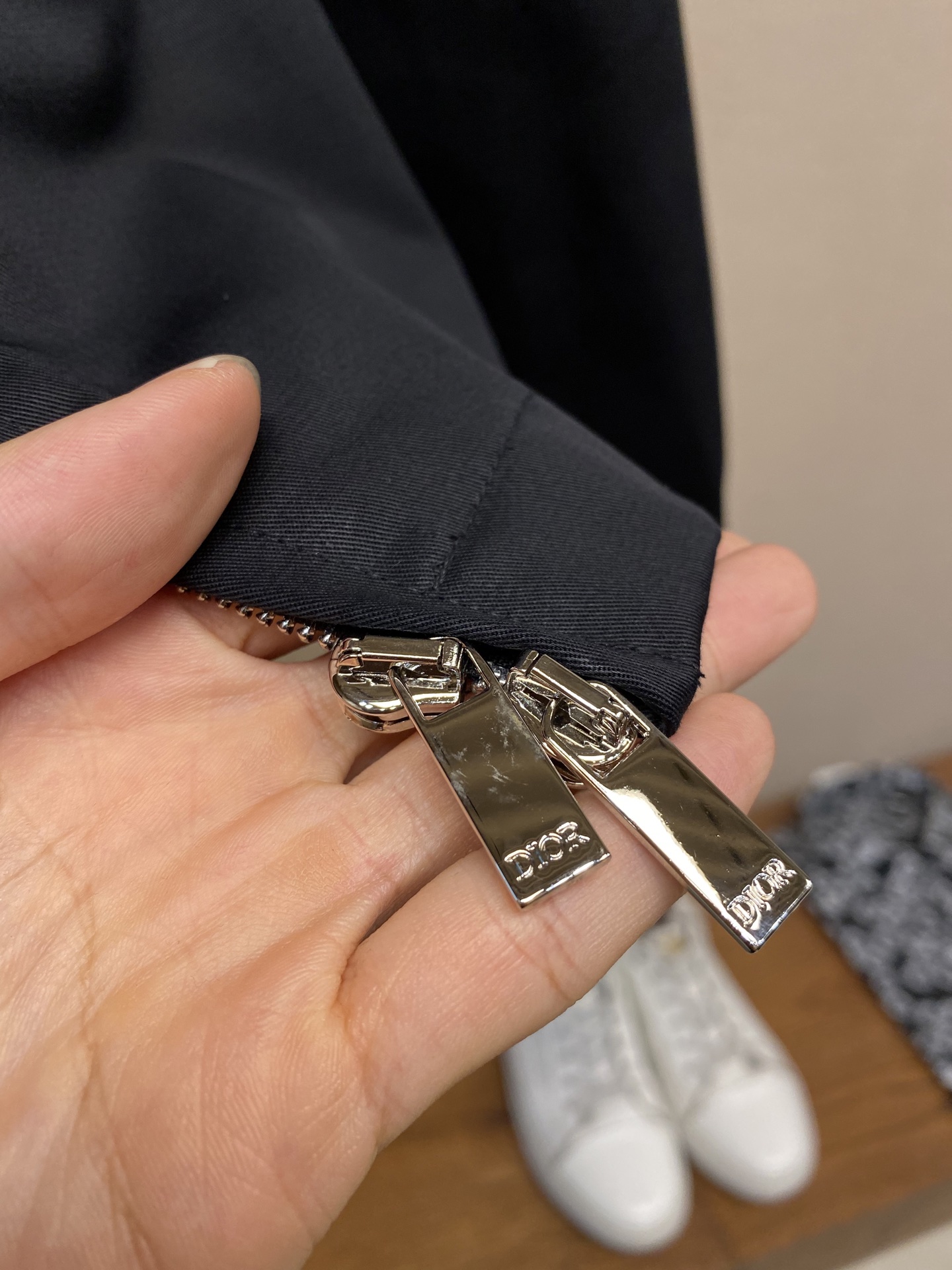 🌟🌟Dior、2025早秋新品夹克外套，采用棉质面料精心制作，后侧翻盖口袋搭配饰带和布包纽扣开合，别具一