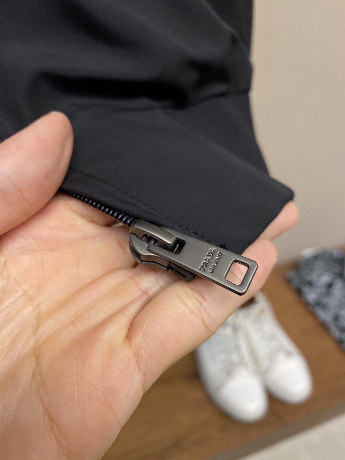 🌟🌟Prada、2025秋冬新品，再生尼龙立领夹克外套，立领系扣，内里有袋，三角标织物，前幅拉链开合，搭