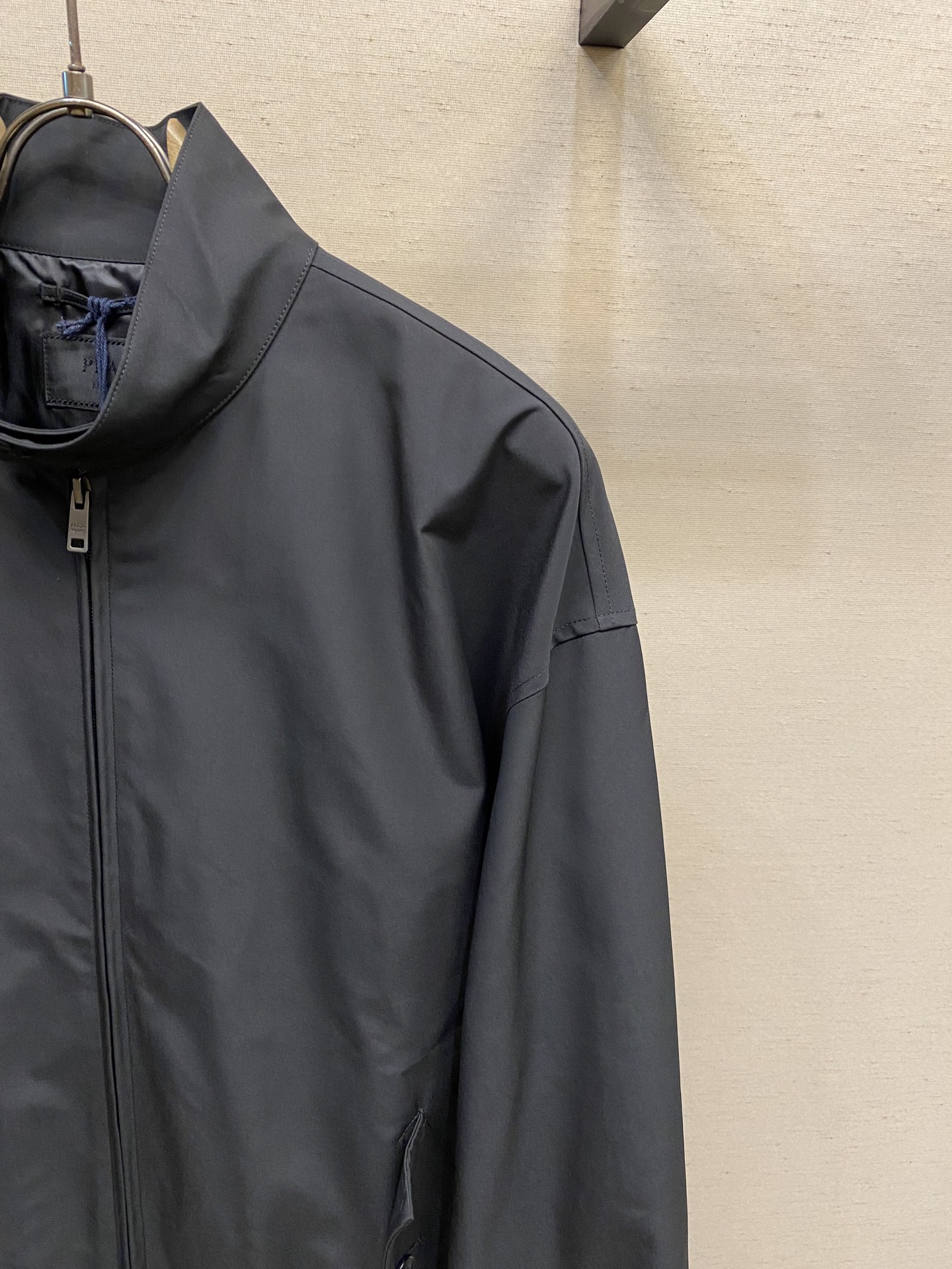 🌟🌟Prada、2025秋冬新品，再生尼龙立领夹克外套，立领系扣，内里有袋，三角标织物，前幅拉链开合，搭