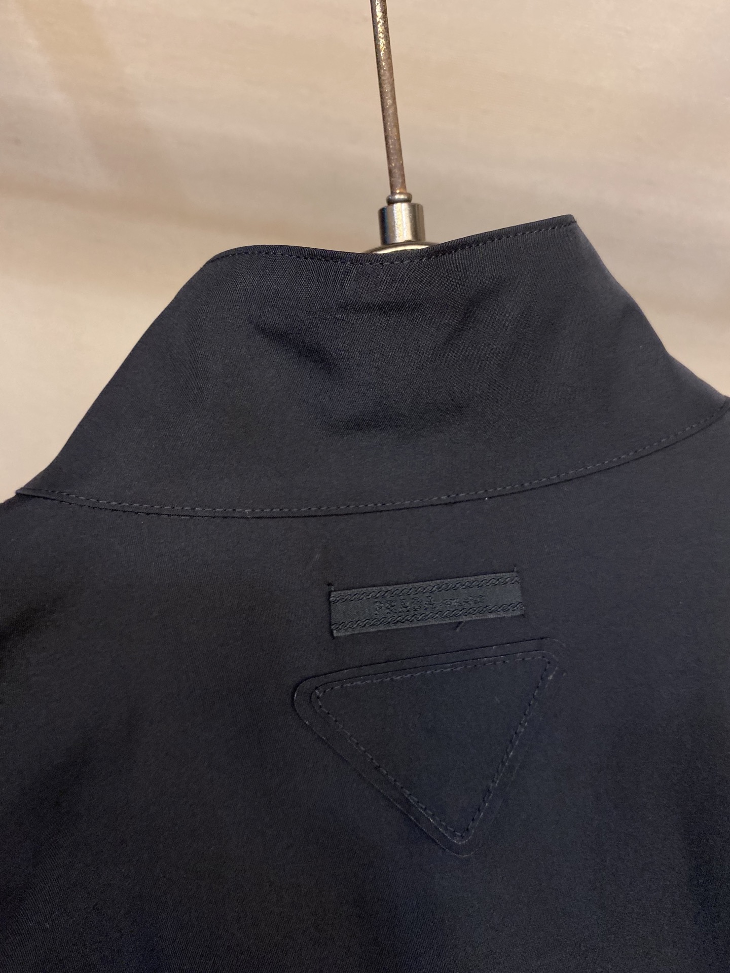 🌟🌟Prada、2025秋冬新品，再生尼龙立领夹克外套，立领系扣，内里有袋，三角标织物，前幅拉链开合，搭