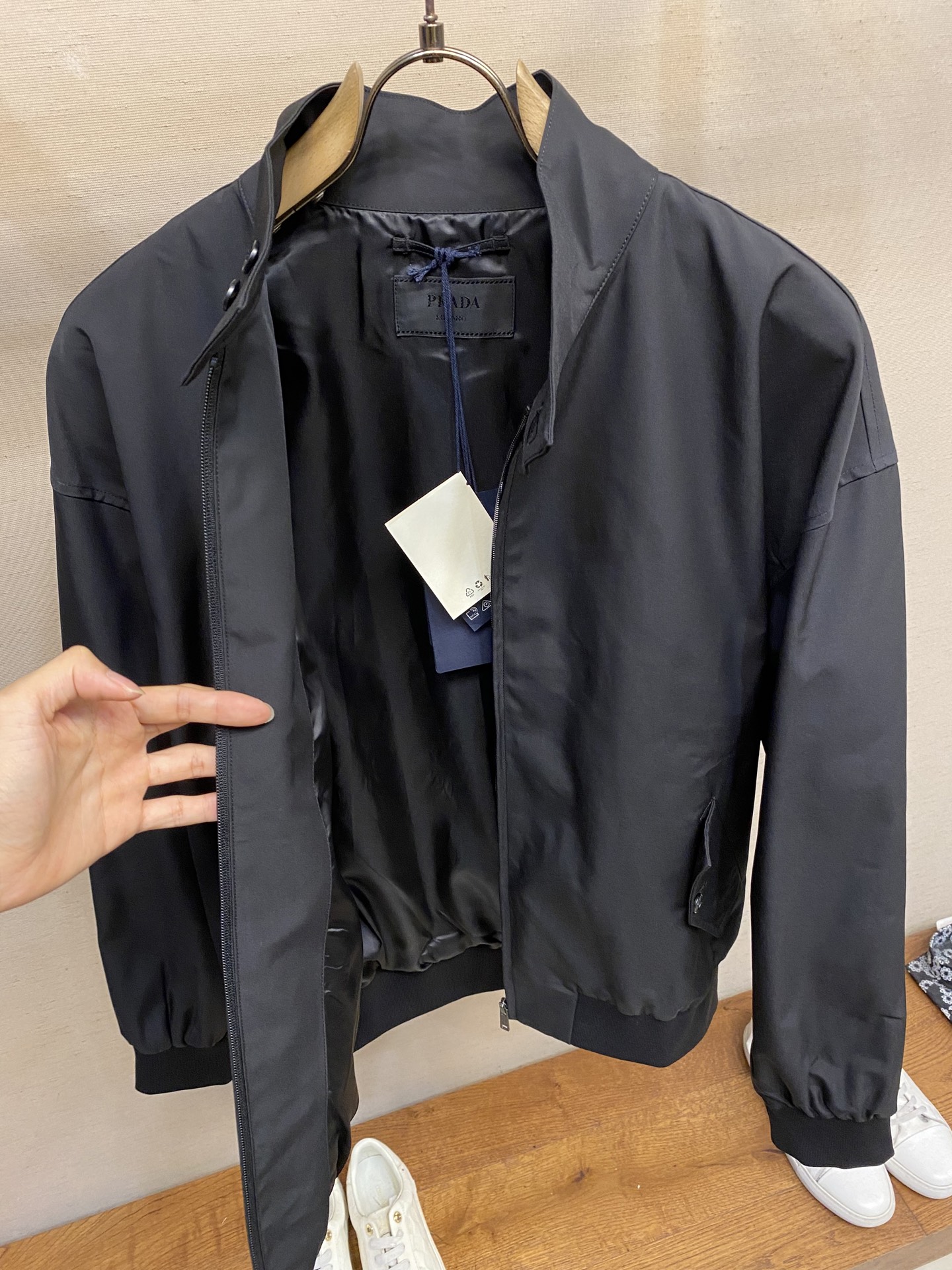 🌟🌟Prada、2025秋冬新品，再生尼龙立领夹克外套，立领系扣，内里有袋，三角标织物，前幅拉链开合，搭