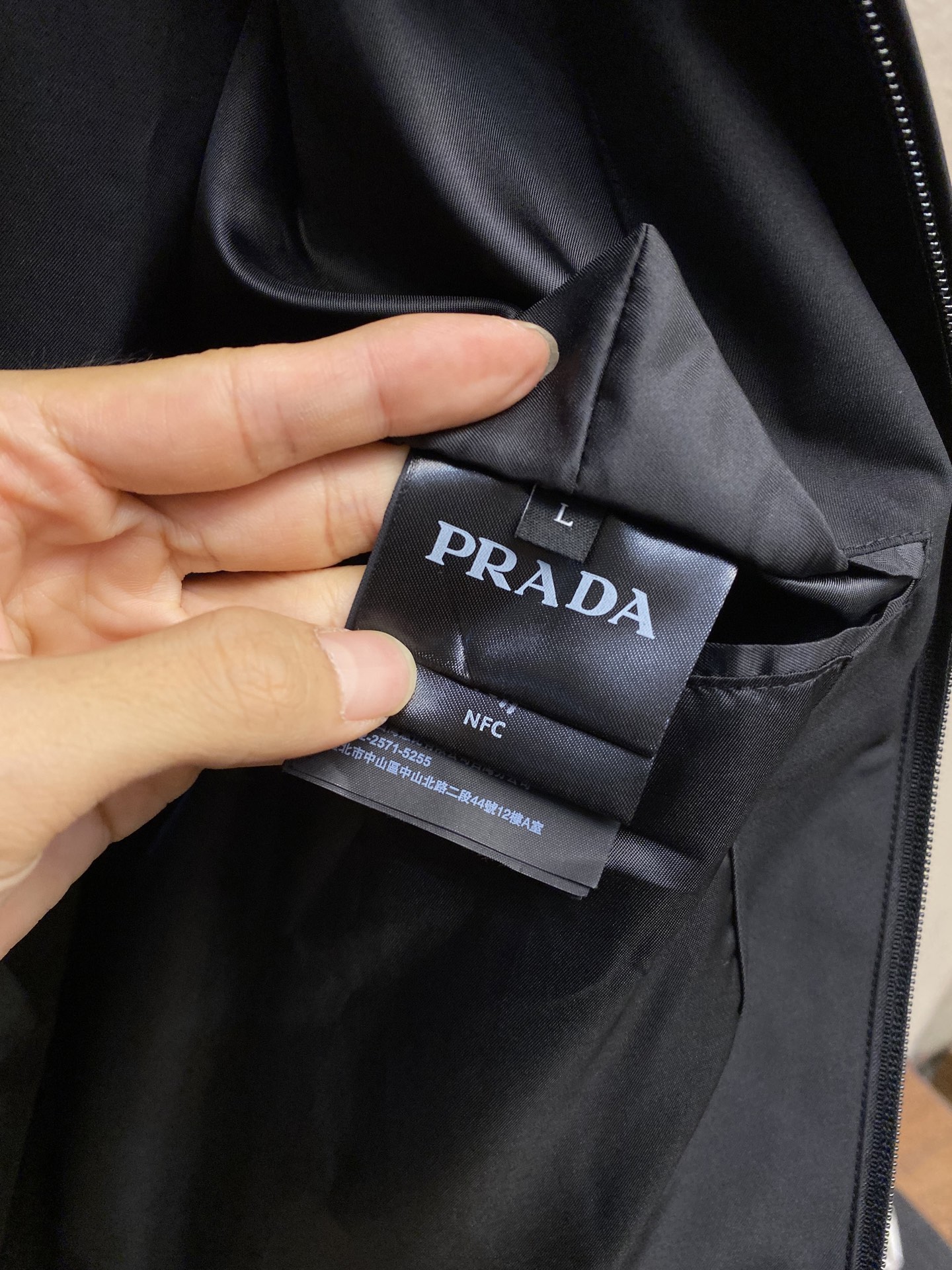 🌟🌟Prada、2025秋冬新品，再生尼龙立领夹克外套，立领系扣，内里有袋，三角标织物，前幅拉链开合，搭