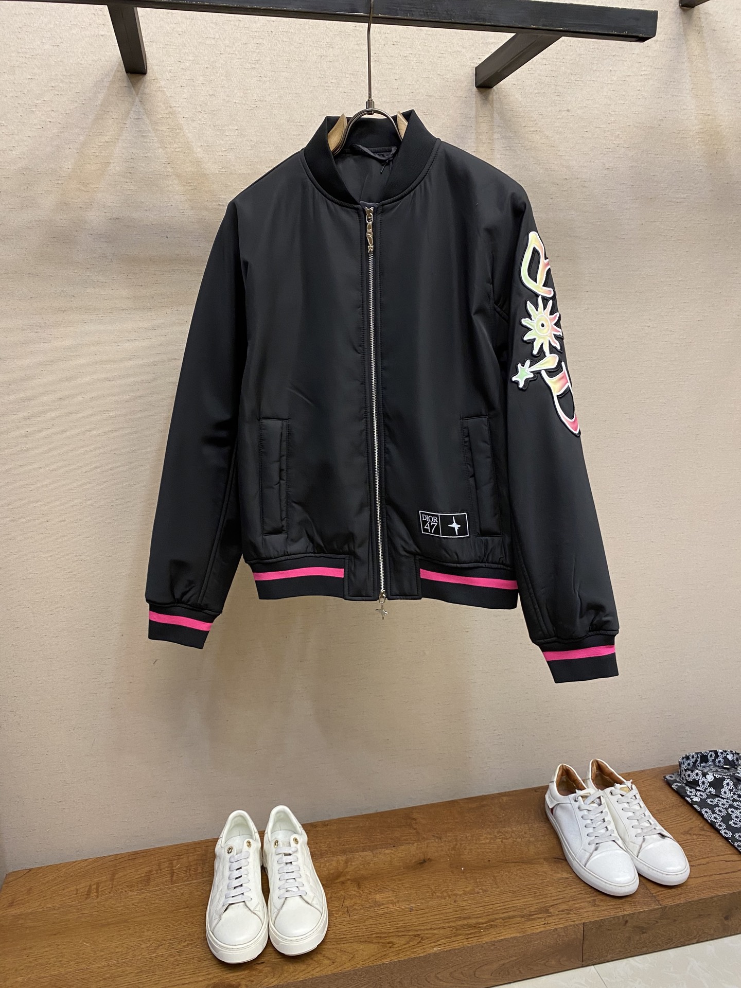 NO:509954,Dior, 25 autumn and winter new product #CD new letter logo cotton jacket imported windproof and waterproof nylon material, high-quality texture, full of quality. Baseball jacket tailored, black base, red striped edge on the cuff hem, close to the body, more neat. Single-side rotator cuffs are printed with gradient colored letter logo, full of artistic sense. The inner sleeves are filled with cotton, and the outfit is warm and moderate. The embroidery numbers echo the back, the style is low-key and fashionable. The overall tone is full, effortless matching, high-end and fashionable. Size S-XL,,dior, jackets & coats,alexander wang19860909Dior、25秋冬新品#CD新款字母徽标棉服外套 进口防风防水尼龙材质,质感高级,品相十足 棒球服外套剪裁,通体以黑色打底 袖口下摆玫红色条纹包边,紧贴身躯更显利落 单侧肩袖印有渐变彩色字母徽标,艺术感满溢 内里衔棉填充,穿搭保暖有度 背后刺绣数字呼应,风格低调时髦 整体调性十足,不费力搭配,高级时髦款 尺码S-XL,,dior,jackets & coats,alexander wang,Men's clothing