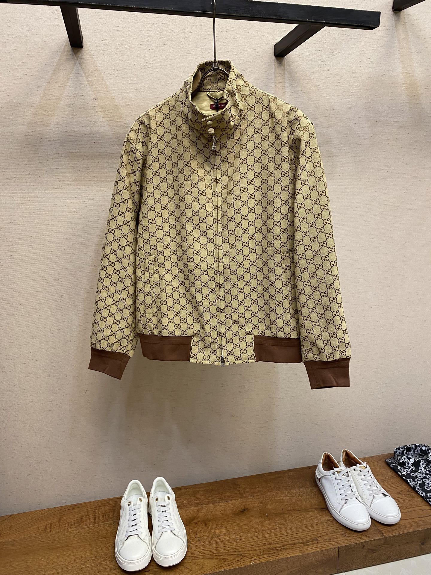 NO:509929,Gucci and GUCC’s new pieces are from the Gucc Lido series, inspired by the Italian coast’s summer style and beach club. The early autumn series refines the brand’s classic design elements and exquisite patterns from a modern perspective. This square jacket is made of GG linen blended canvas to provide a versatile choice for your seasonal wardrobe. Size S-XL, gucci, jackets & coats, alexander wang19860909Gucci、GUCC 新款单品出自Gucc Lido系列,设计灵感源自意大利海岸的夏日风情和海滩俱乐部.早秋系列以现代视角焕新诠释品牌经典设计元素和精致图案.这款方形夹克采用GG亚麻混纺帆布匠心制作,为您的换季衣橱呈献百搭之选. 尺码S-XL,,gucci,jackets & coats,alexander wang,Men's clothing