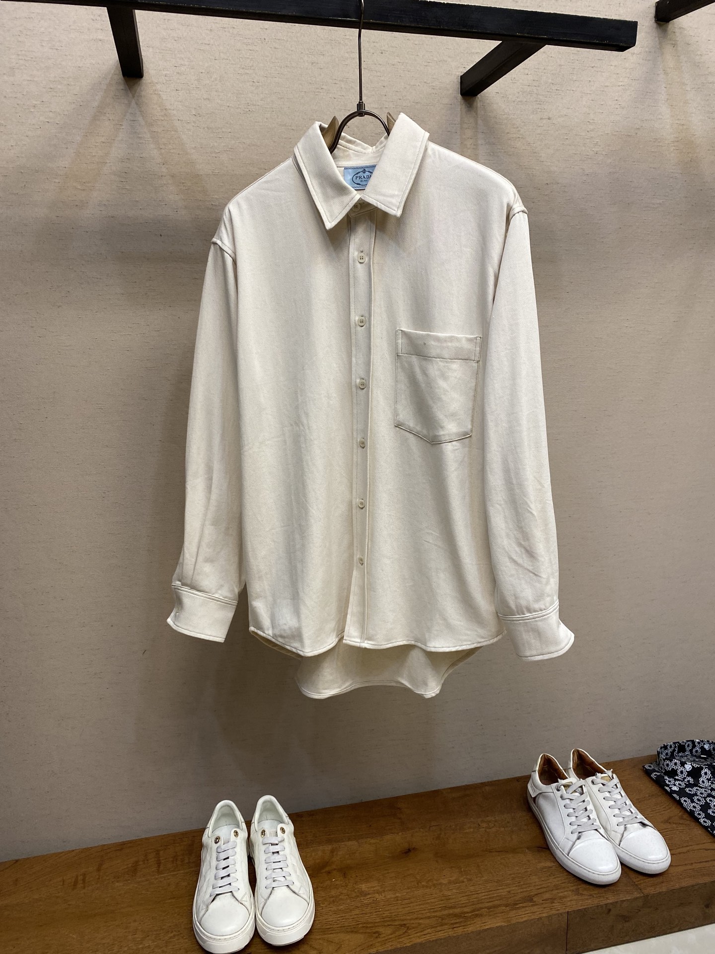 NO:509934,Prada, new denim shirt jacket, back collar triangle logo graphic design, loose style, same style for men and women, one with closed eyes!  The upper body is invincible and versatile and beautiful!  Denim washes several times to ensure the color saturation is not bad. After washing, the loose version is suitable for both men and women!  Size S-XL, prada, jackets & coats,shirts,alexander wang19860909Prada、新款牛仔衬衫外套 后领口三角标识图形设计 宽松版型 男女同款 闭眼入的一款！上身无敌百搭好看！牛仔水洗多次调整保证颜色饱和度无差 经过水洗工艺,宽松版型,男女皆！ 尺码S-XL,,prada,jackets & coats,shirts,alexander wang,Men's clothing