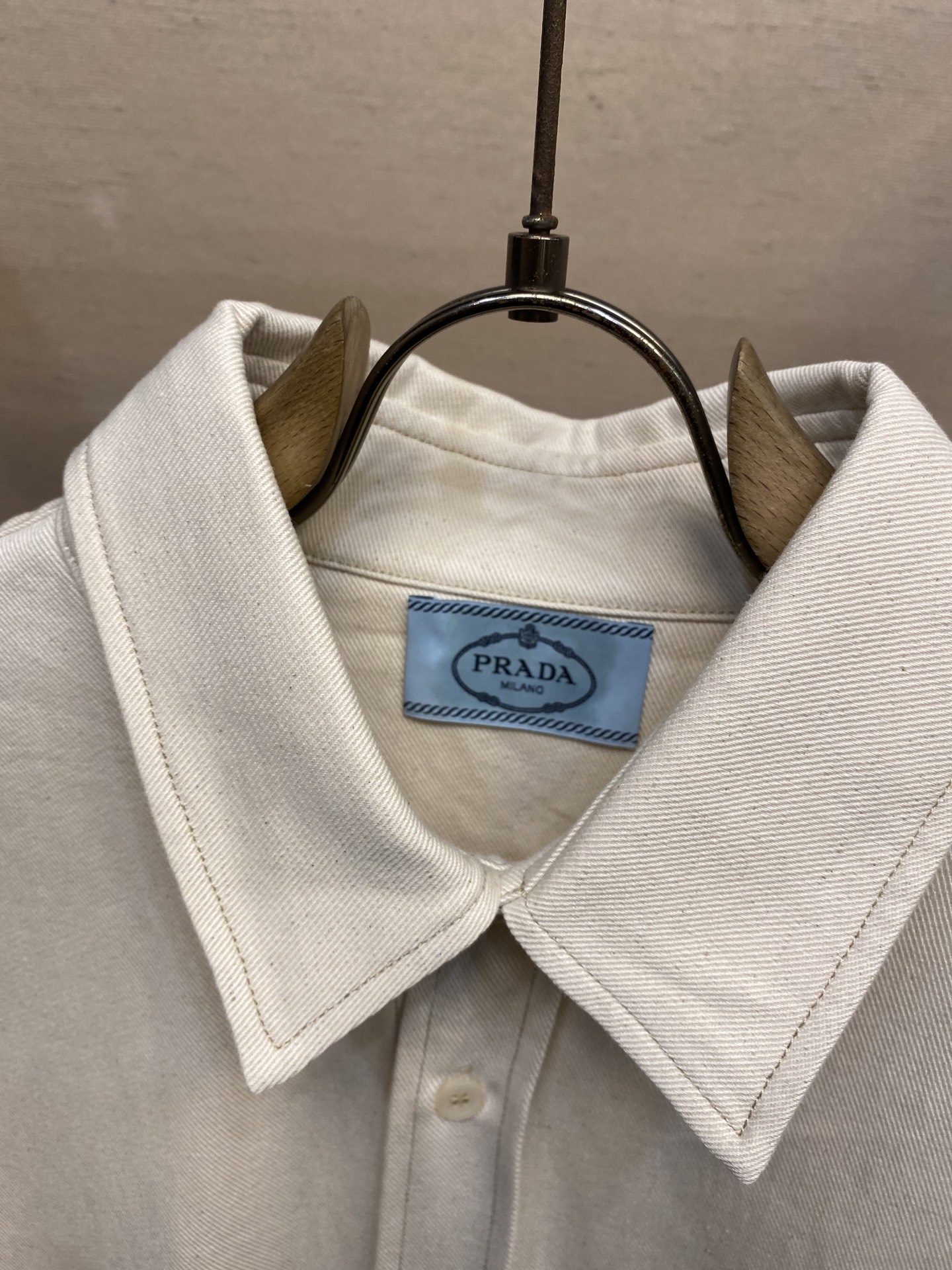 🌟🌟Prada、新款牛仔衬衫外套 后领口三角标识图形设计 宽松版型 男女同款 

闭眼入的一款！上身无敌