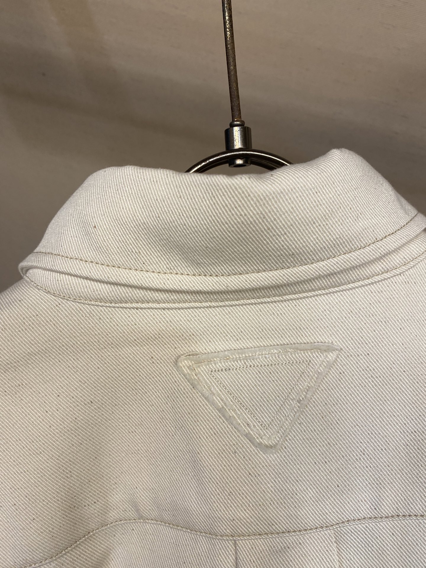 🌟🌟Prada、新款牛仔衬衫外套 后领口三角标识图形设计 宽松版型 男女同款 

闭眼入的一款！上身无敌