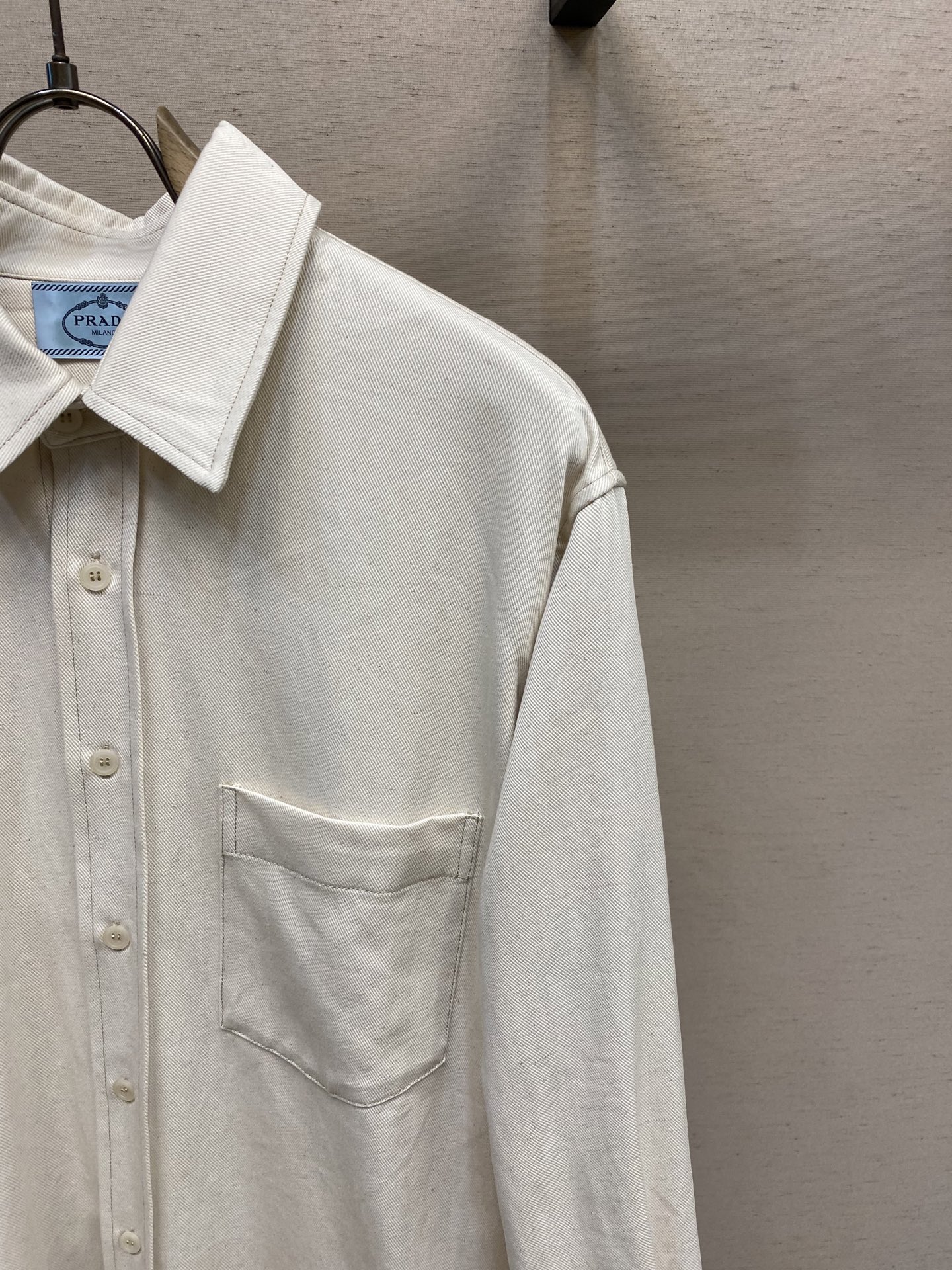 🌟🌟Prada、新款牛仔衬衫外套 后领口三角标识图形设计 宽松版型 男女同款 

闭眼入的一款！上身无敌