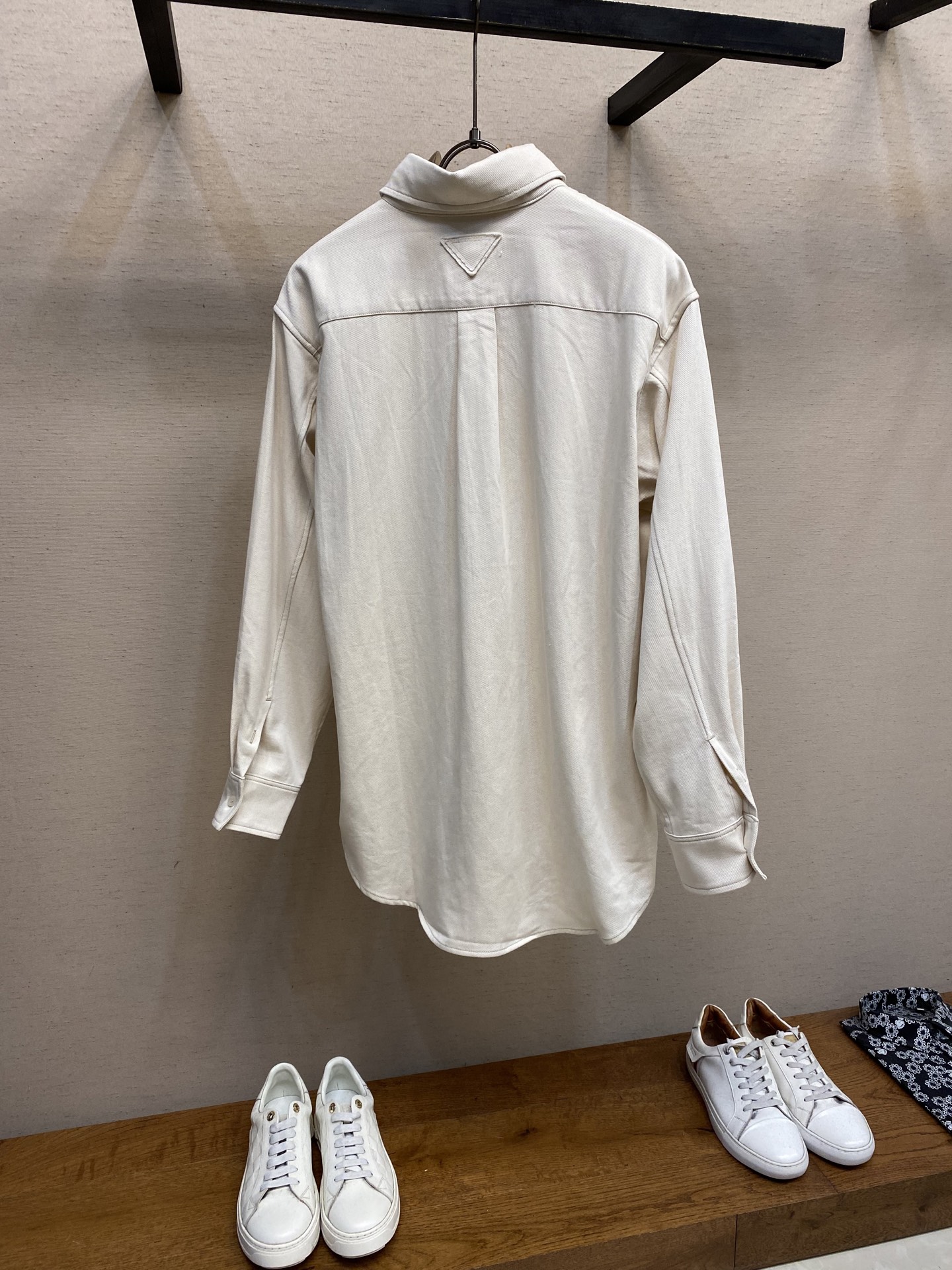 🌟🌟Prada、新款牛仔衬衫外套 后领口三角标识图形设计 宽松版型 男女同款 

闭眼入的一款！上身无敌