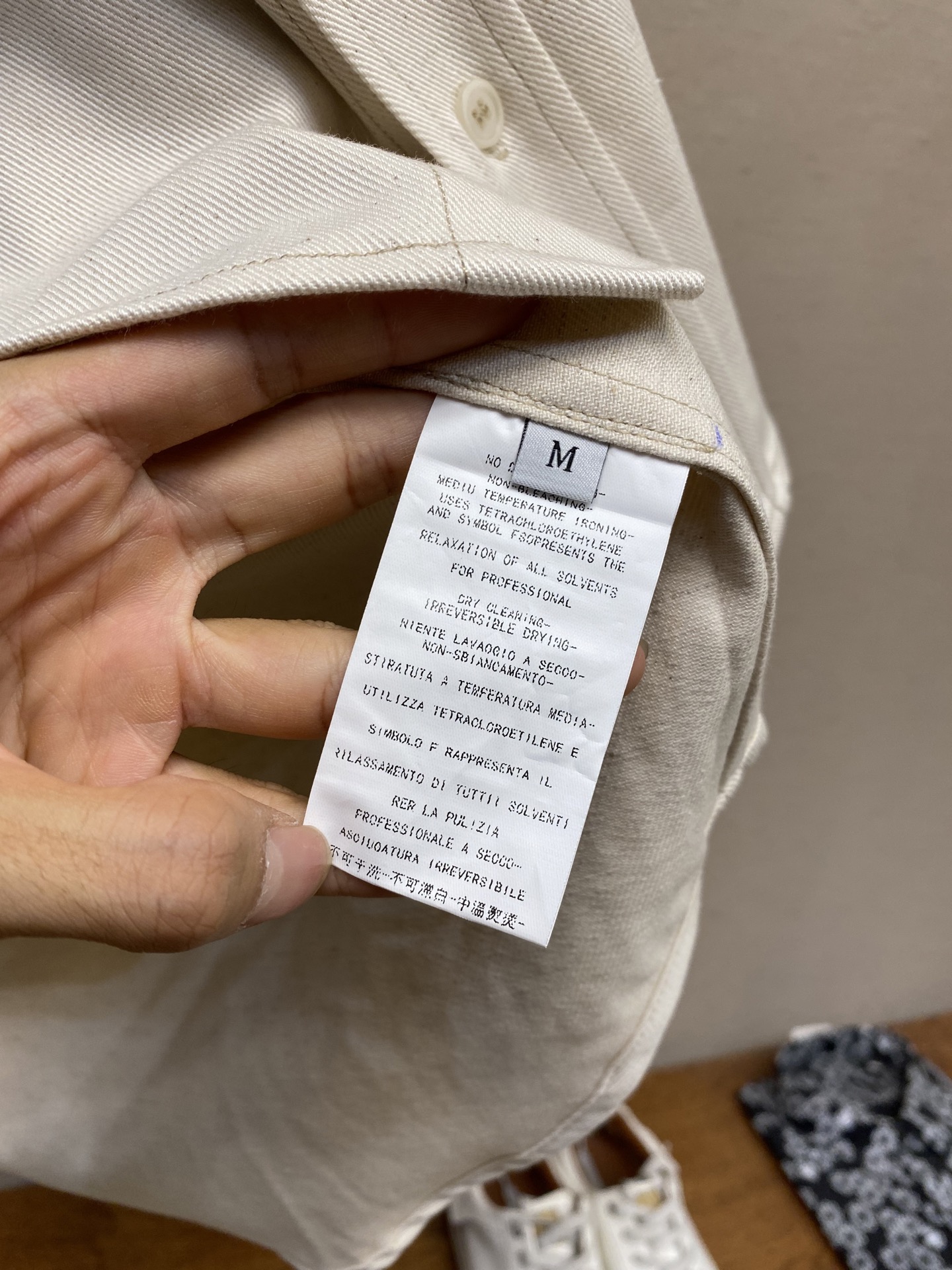 🌟🌟Prada、新款牛仔衬衫外套 后领口三角标识图形设计 宽松版型 男女同款 

闭眼入的一款！上身无敌