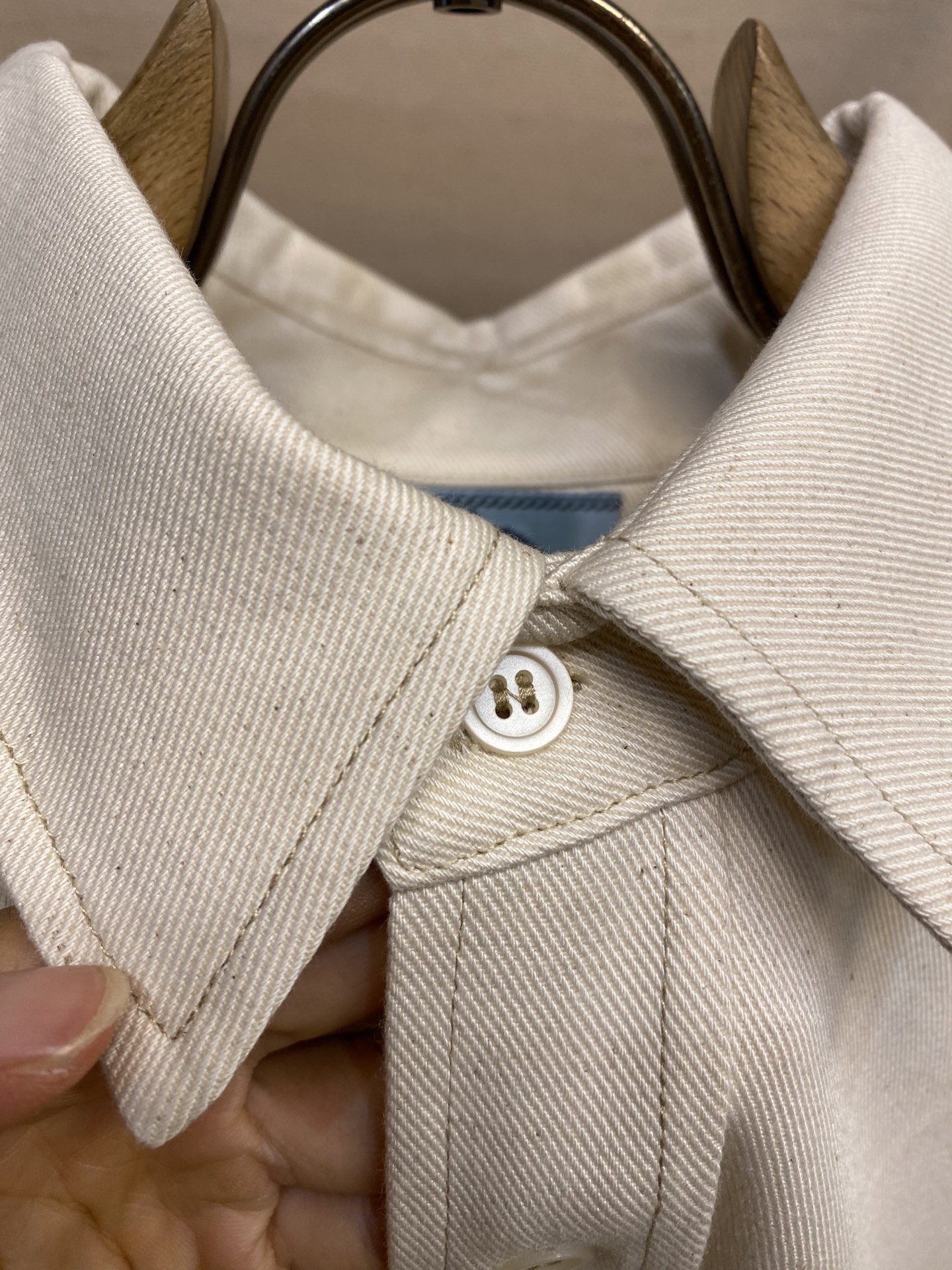 🌟🌟Prada、新款牛仔衬衫外套 后领口三角标识图形设计 宽松版型 男女同款 

闭眼入的一款！上身无敌