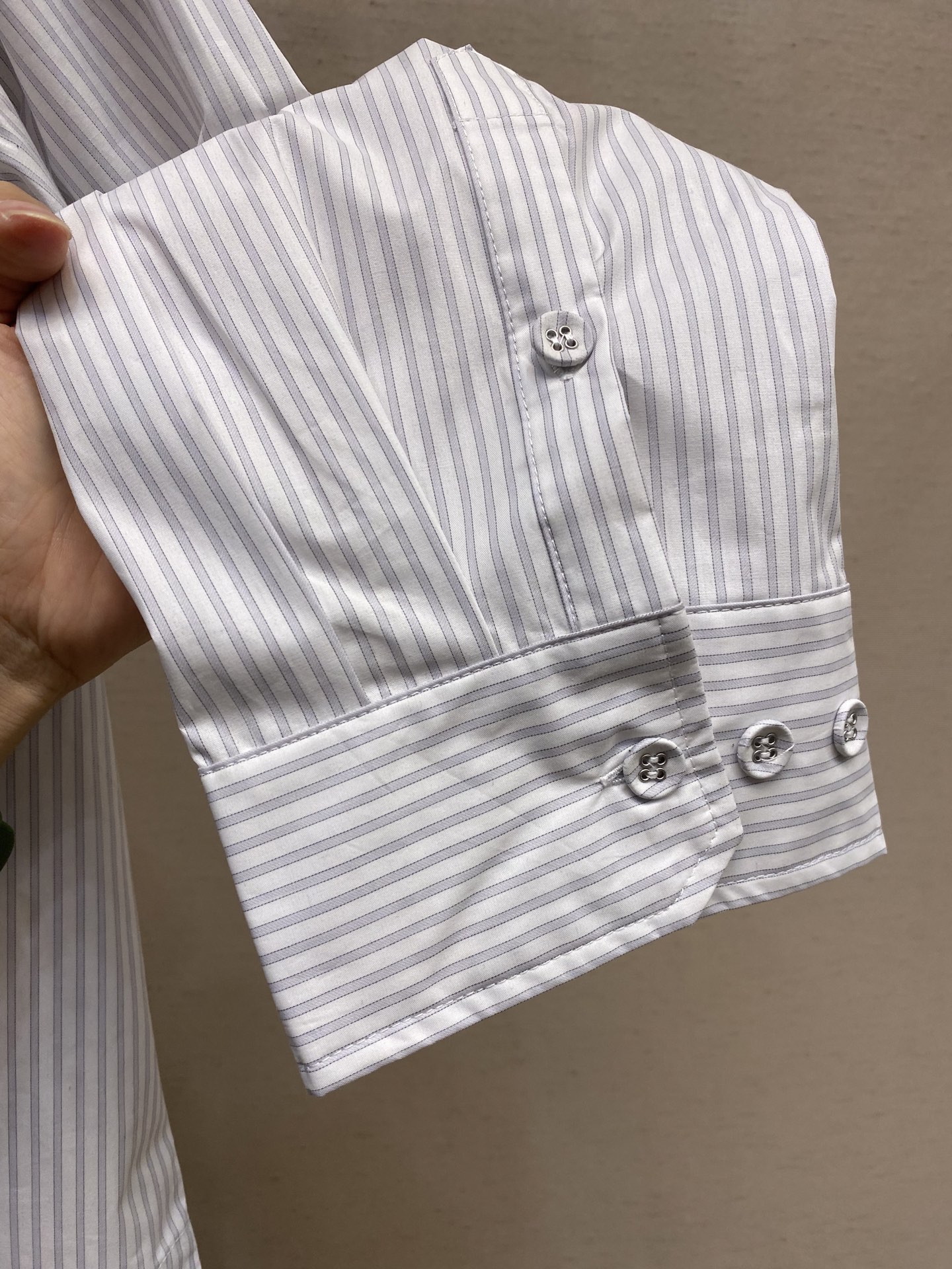 🌟🌟JuunJ条纹短袖衬衫太赞啦😍！条纹设计经典又吸睛，宽松阔型超有范儿，休闲感拉满，出街不怕撞款，赶紧