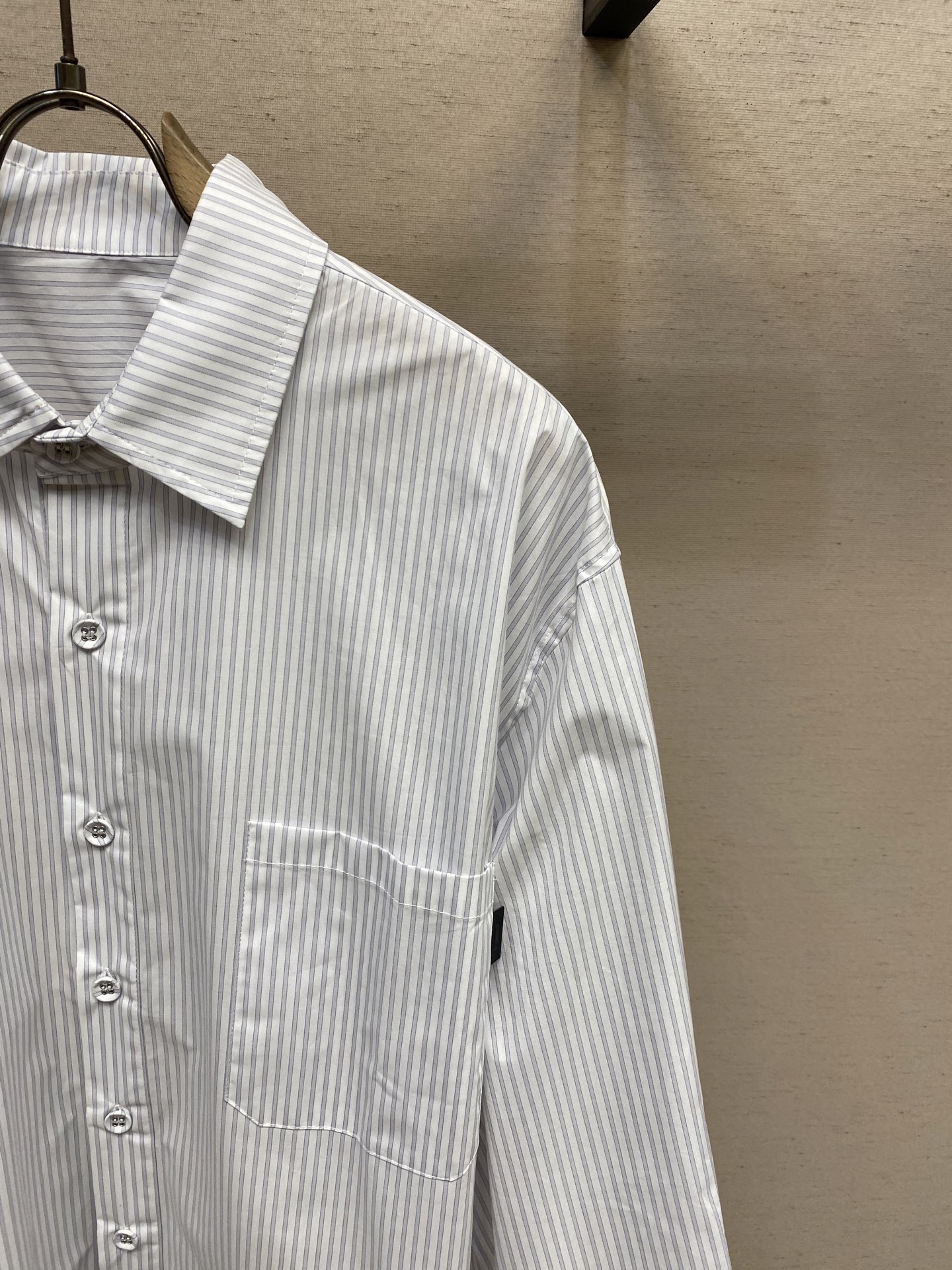 🌟🌟JuunJ条纹短袖衬衫太赞啦😍！条纹设计经典又吸睛，宽松阔型超有范儿，休闲感拉满，出街不怕撞款，赶紧