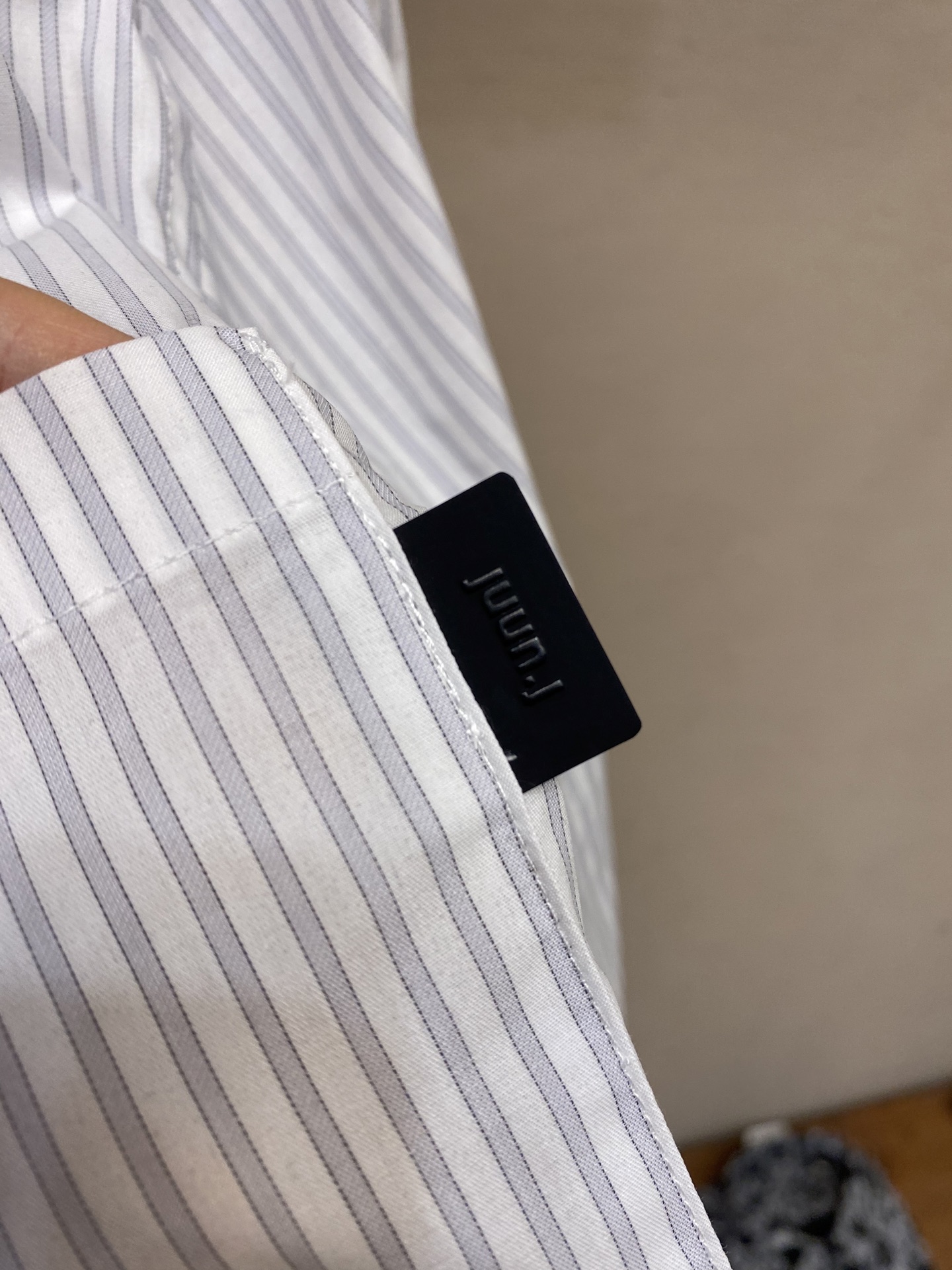 🌟🌟JuunJ条纹短袖衬衫太赞啦😍！条纹设计经典又吸睛，宽松阔型超有范儿，休闲感拉满，出街不怕撞款，赶紧