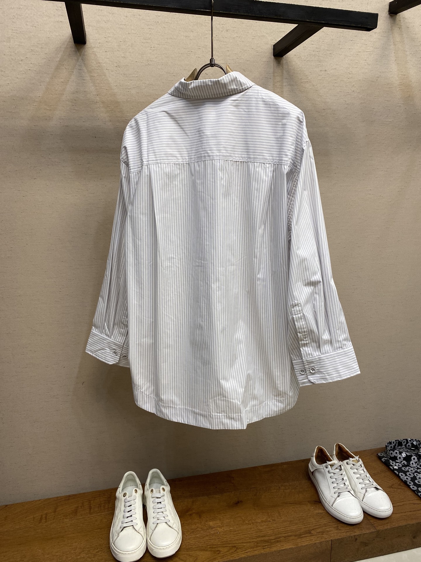 🌟🌟JuunJ条纹短袖衬衫太赞啦😍！条纹设计经典又吸睛，宽松阔型超有范儿，休闲感拉满，出街不怕撞款，赶紧