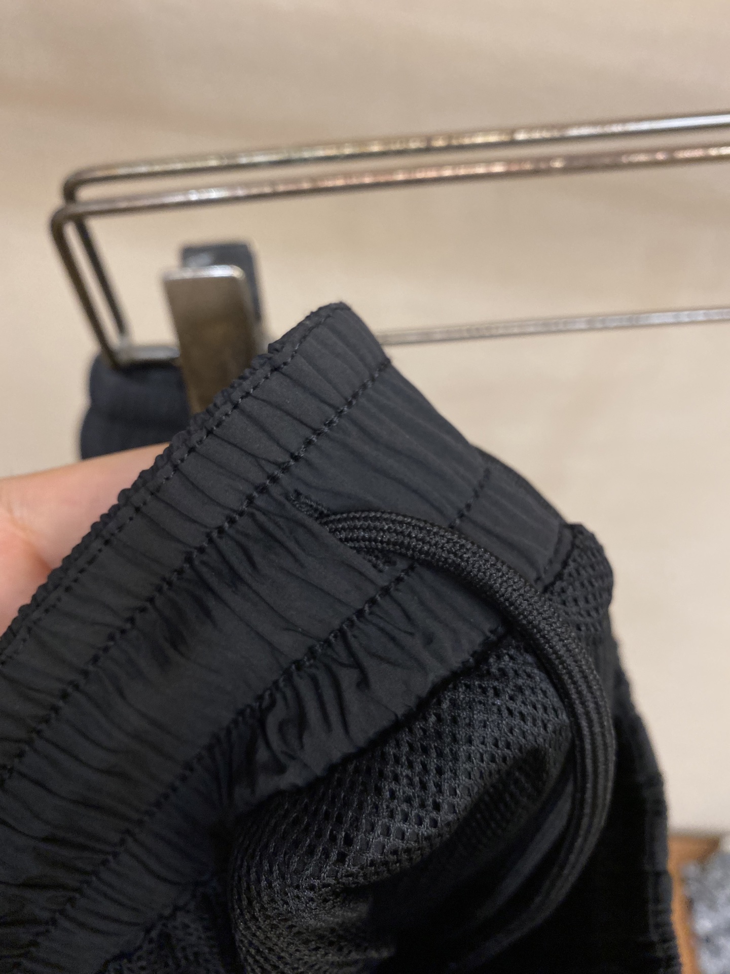 🌟🌟AIO，男士休闲裤👍 最新款上身版型无敌正！
绝对可以闭眼收的一款
此款裤子非常百搭，弹力腰围,日常