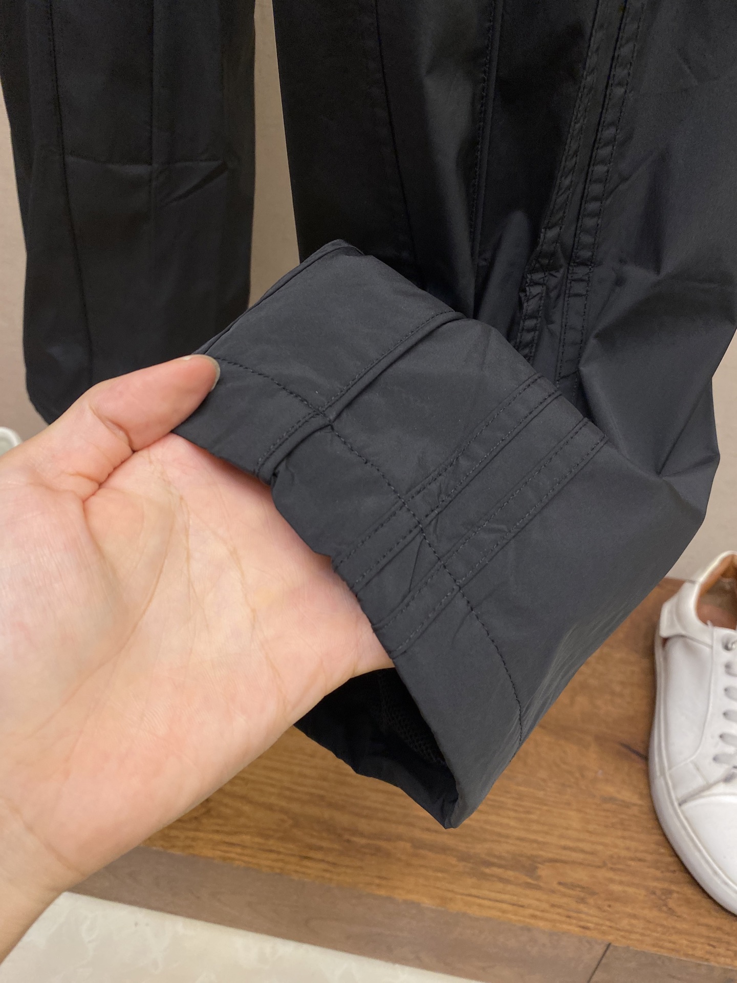 🌟🌟AIO，男士休闲裤👍 最新款上身版型无敌正！
绝对可以闭眼收的一款
此款裤子非常百搭，弹力腰围,日常