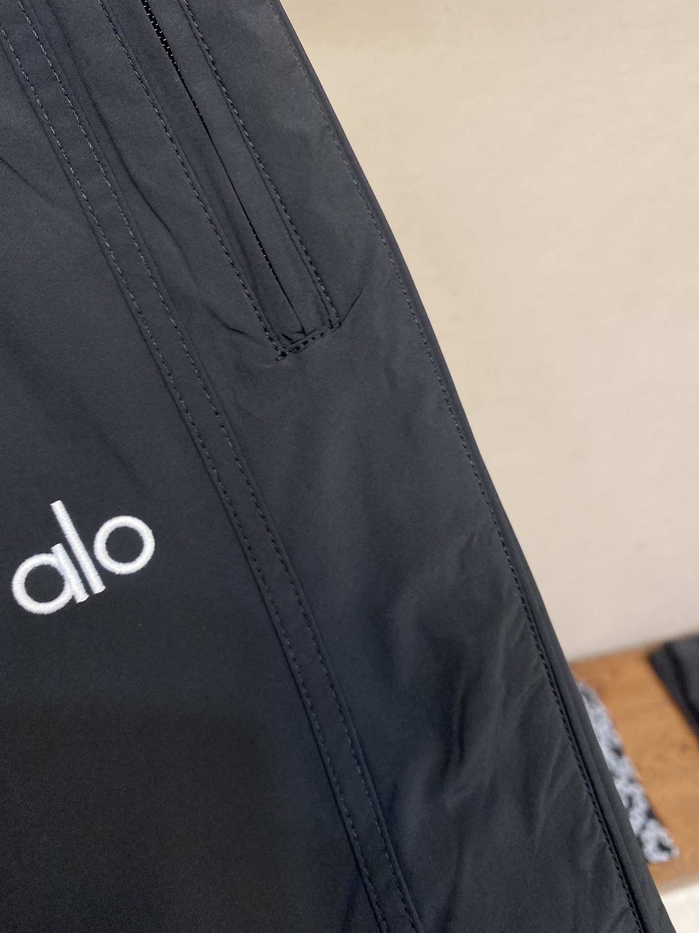 🌟🌟AIO，男士休闲裤👍 最新款上身版型无敌正！
绝对可以闭眼收的一款
此款裤子非常百搭，弹力腰围,日常