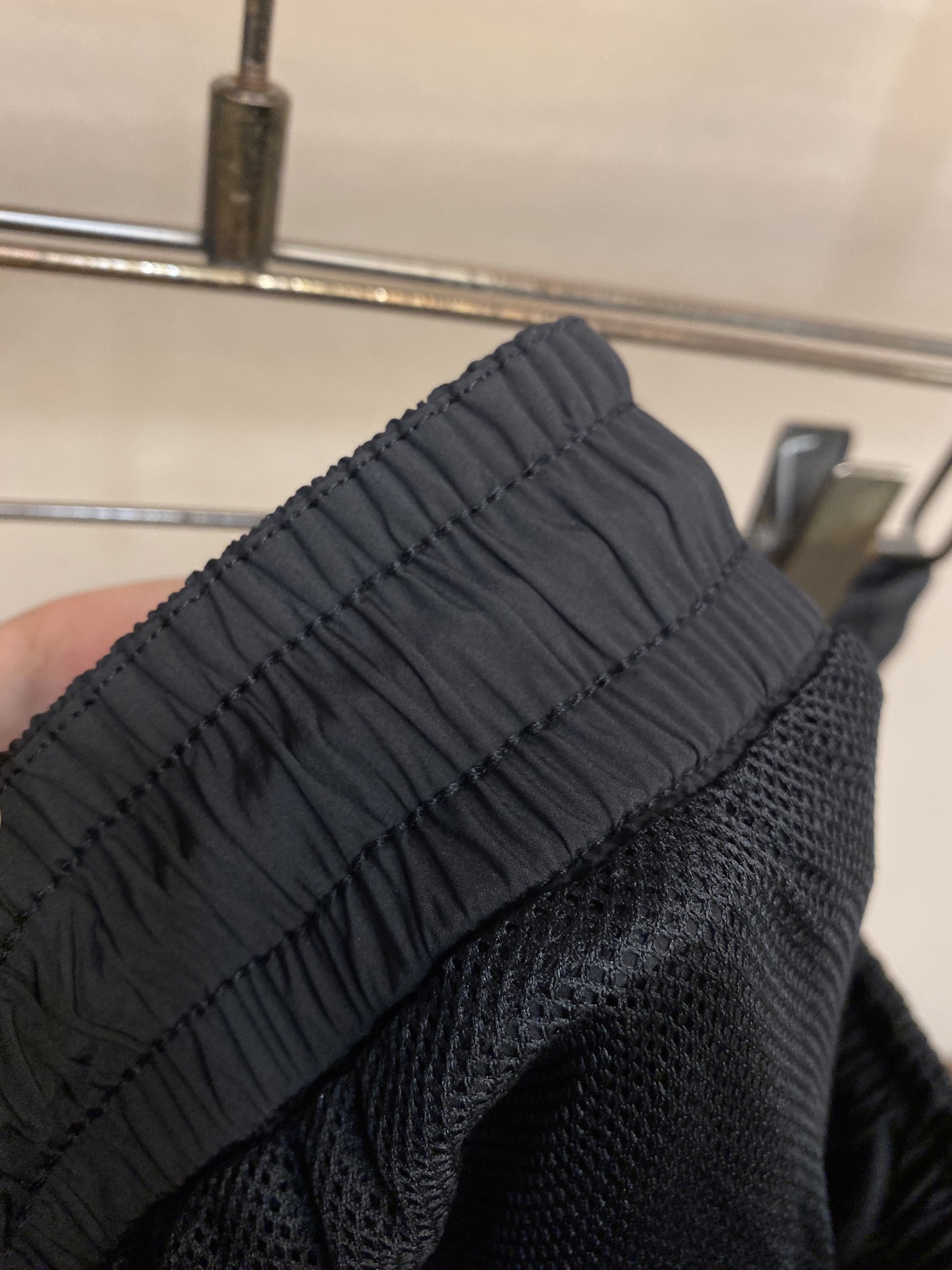 🌟🌟AIO，男士休闲裤👍 最新款上身版型无敌正！
绝对可以闭眼收的一款
此款裤子非常百搭，弹力腰围,日常