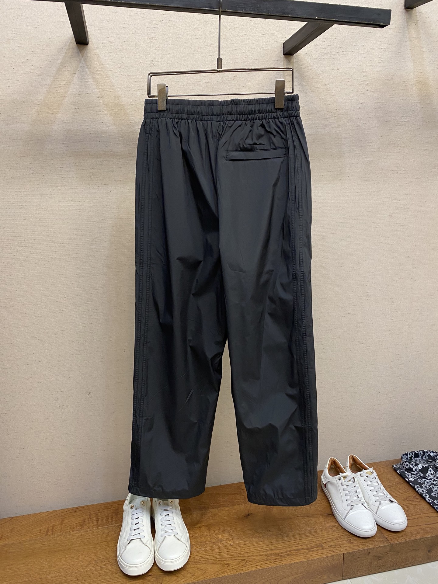 🌟🌟AIO，男士休闲裤👍 最新款上身版型无敌正！
绝对可以闭眼收的一款
此款裤子非常百搭，弹力腰围,日常