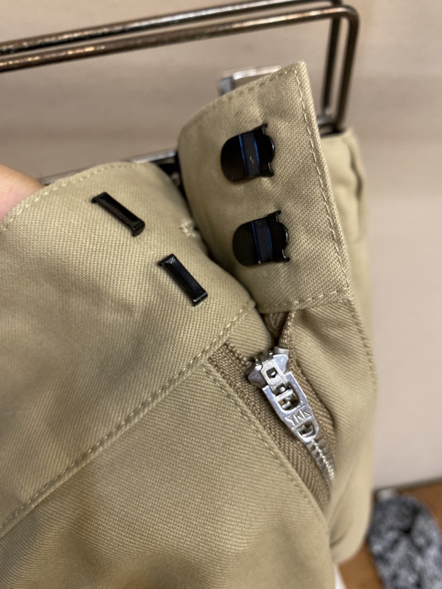 🌟🌟MM6，男士休闲裤👍 最新款上身版型无敌正！
绝对可以闭眼收的一款
此款裤子非常百搭，弹力腰围,日常