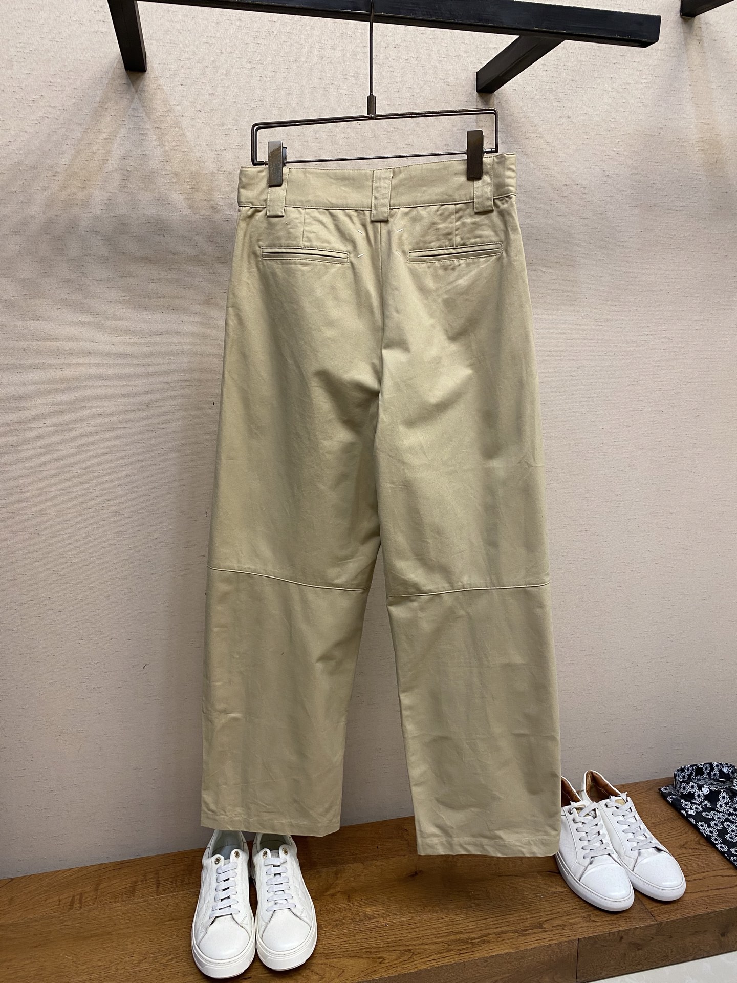 🌟🌟MM6，男士休闲裤👍 最新款上身版型无敌正！
绝对可以闭眼收的一款
此款裤子非常百搭，弹力腰围,日常