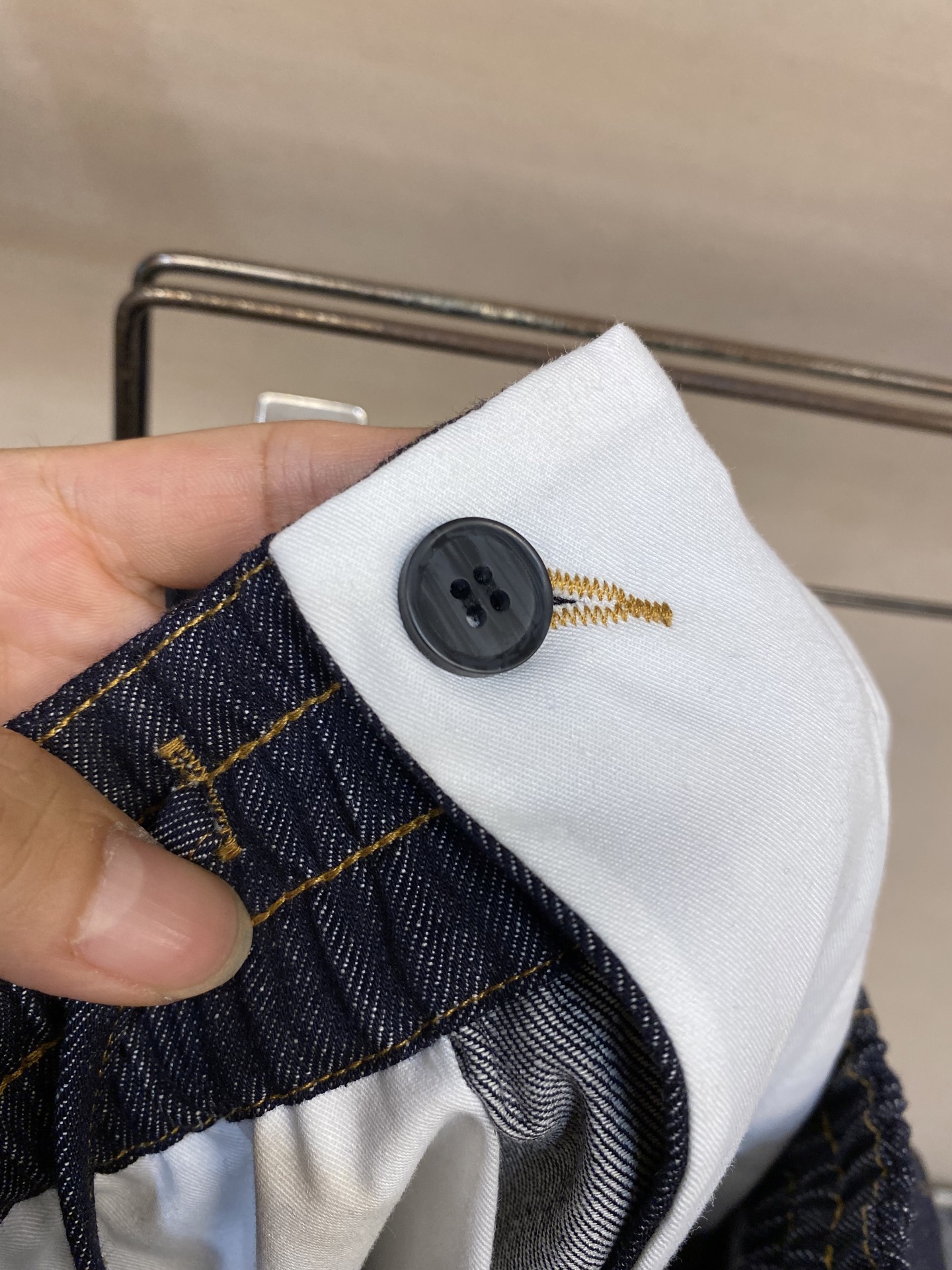 🌟🌟BV，男士休闲裤👍 最新款上身版型无敌正！
绝对可以闭眼收的一款
此款裤子非常百搭，弹力腰围,日常上