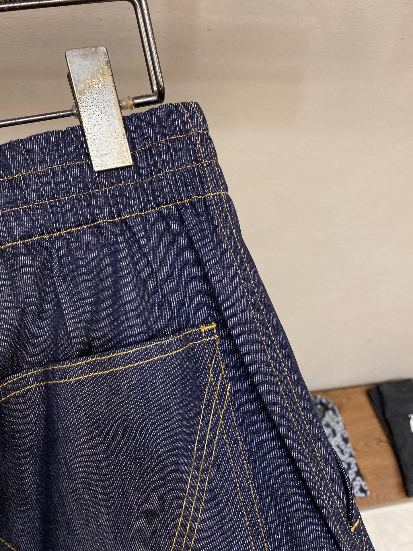 🌟🌟BV，男士休闲裤👍 最新款上身版型无敌正！
绝对可以闭眼收的一款
此款裤子非常百搭，弹力腰围,日常上