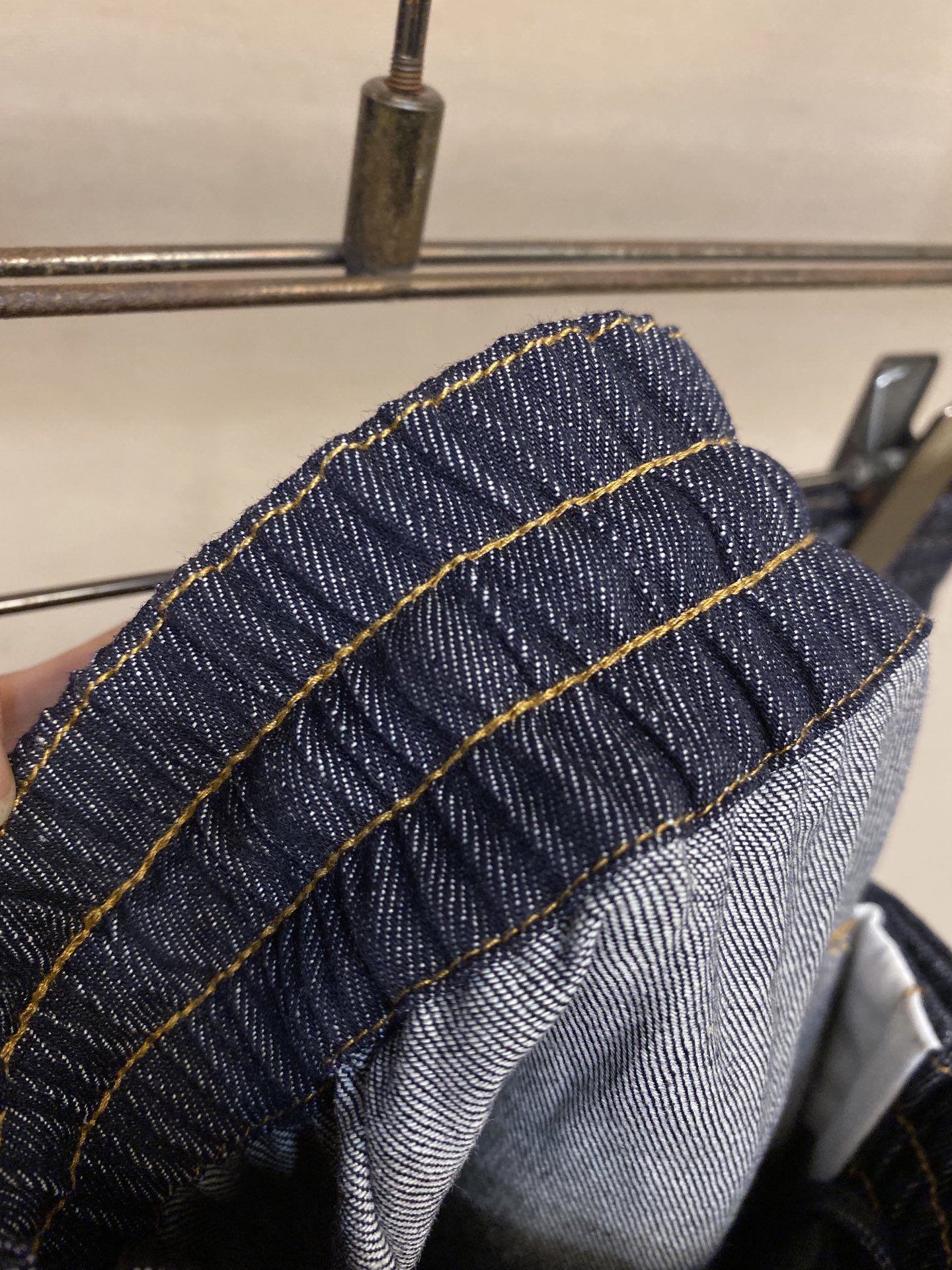 🌟🌟BV，男士休闲裤👍 最新款上身版型无敌正！
绝对可以闭眼收的一款
此款裤子非常百搭，弹力腰围,日常上