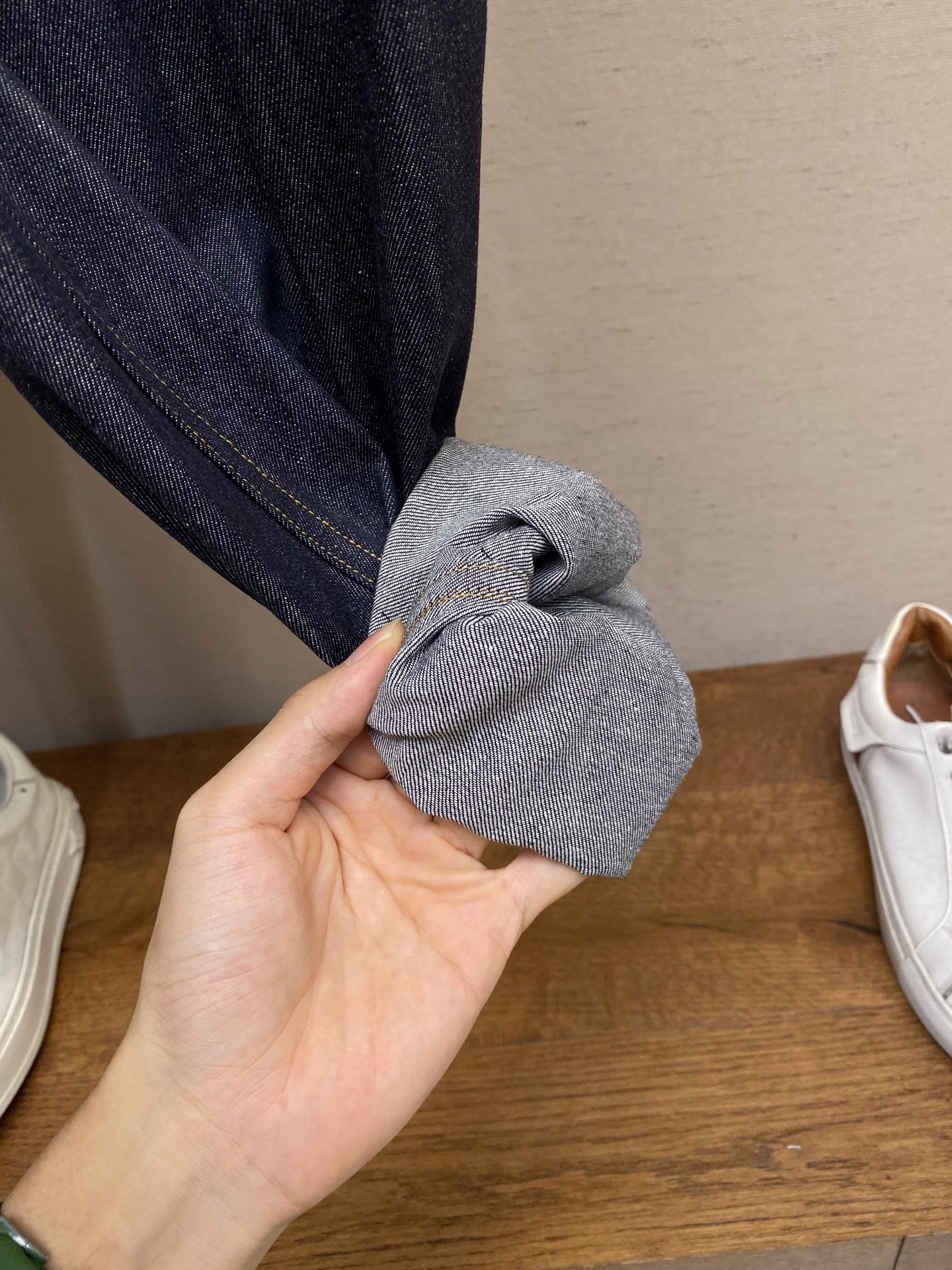 🌟🌟BV，男士休闲裤👍 最新款上身版型无敌正！
绝对可以闭眼收的一款
此款裤子非常百搭，弹力腰围,日常上