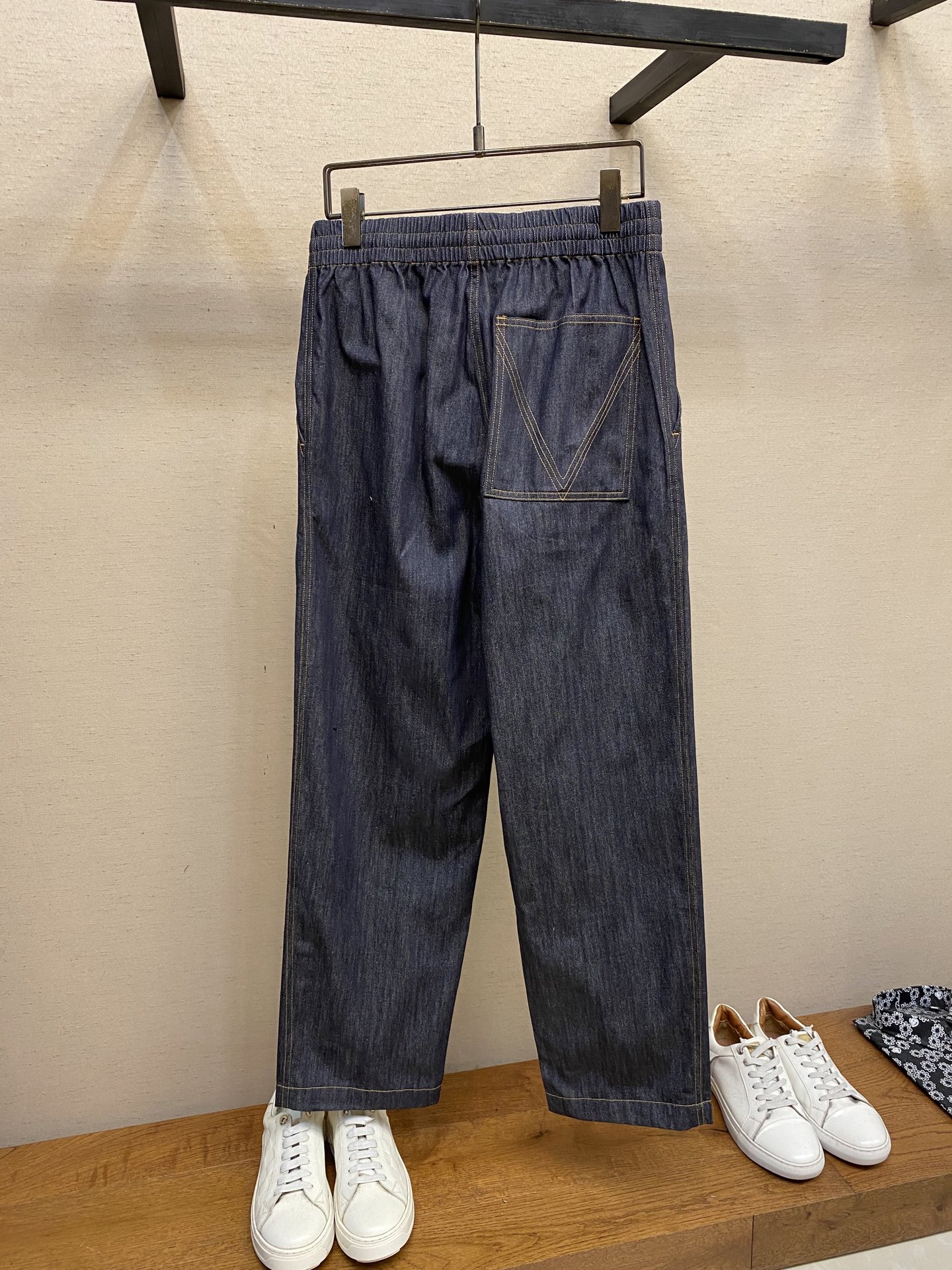 🌟🌟BV，男士休闲裤👍 最新款上身版型无敌正！
绝对可以闭眼收的一款
此款裤子非常百搭，弹力腰围,日常上